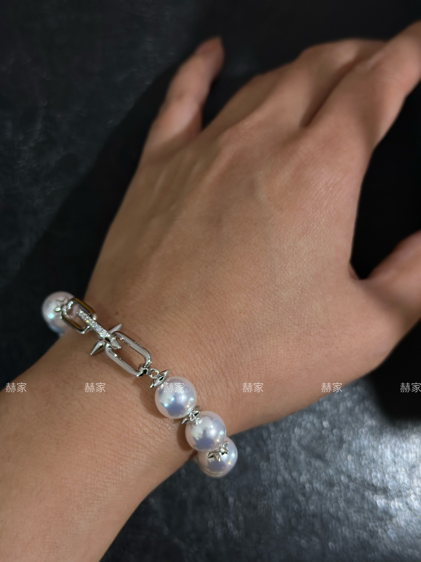 【Tiffany*帝芙尼最新款🆕🆕银色珍珠钉子手链】一致官网黄铜材质，非常的上镜‼️设计很特别值得入手。