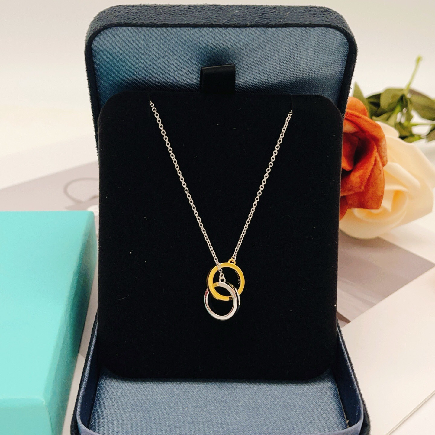 【Tiffany*帝芙尼最新款🆕🆕银色拼色双环项链】一致官网黄铜材质，非常的上镜‼️设计很特别值得入手。