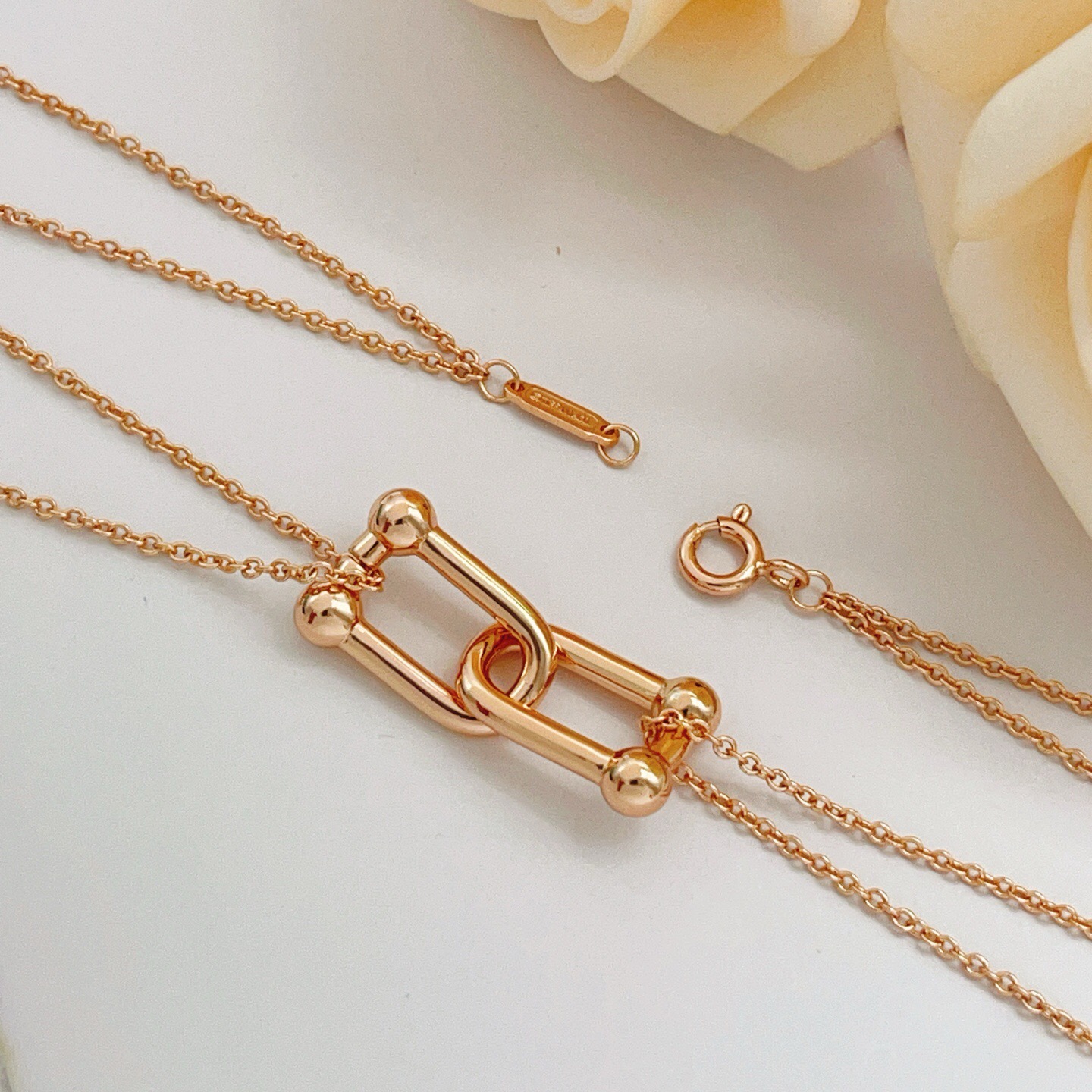 【Tiffany*帝芙尼最新款🆕🆕玫瑰金双链光面马蹄项链】一致官网黄铜材质，非常的上镜‼️设计很特别值得