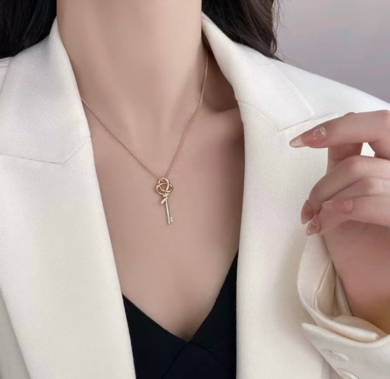 【Tiffany*帝芙尼最新款🆕🆕玫瑰金镶钻锁匙项链】一致官网黄铜材质，非常的上镜‼️设计很特别值得入手