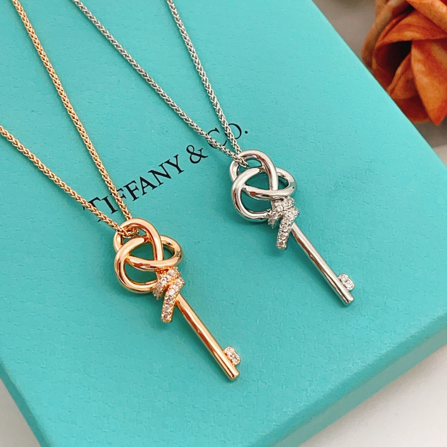 【Tiffany*帝芙尼最新款🆕🆕玫瑰金镶钻锁匙项链】一致官网黄铜材质，非常的上镜‼️设计很特别值得入手