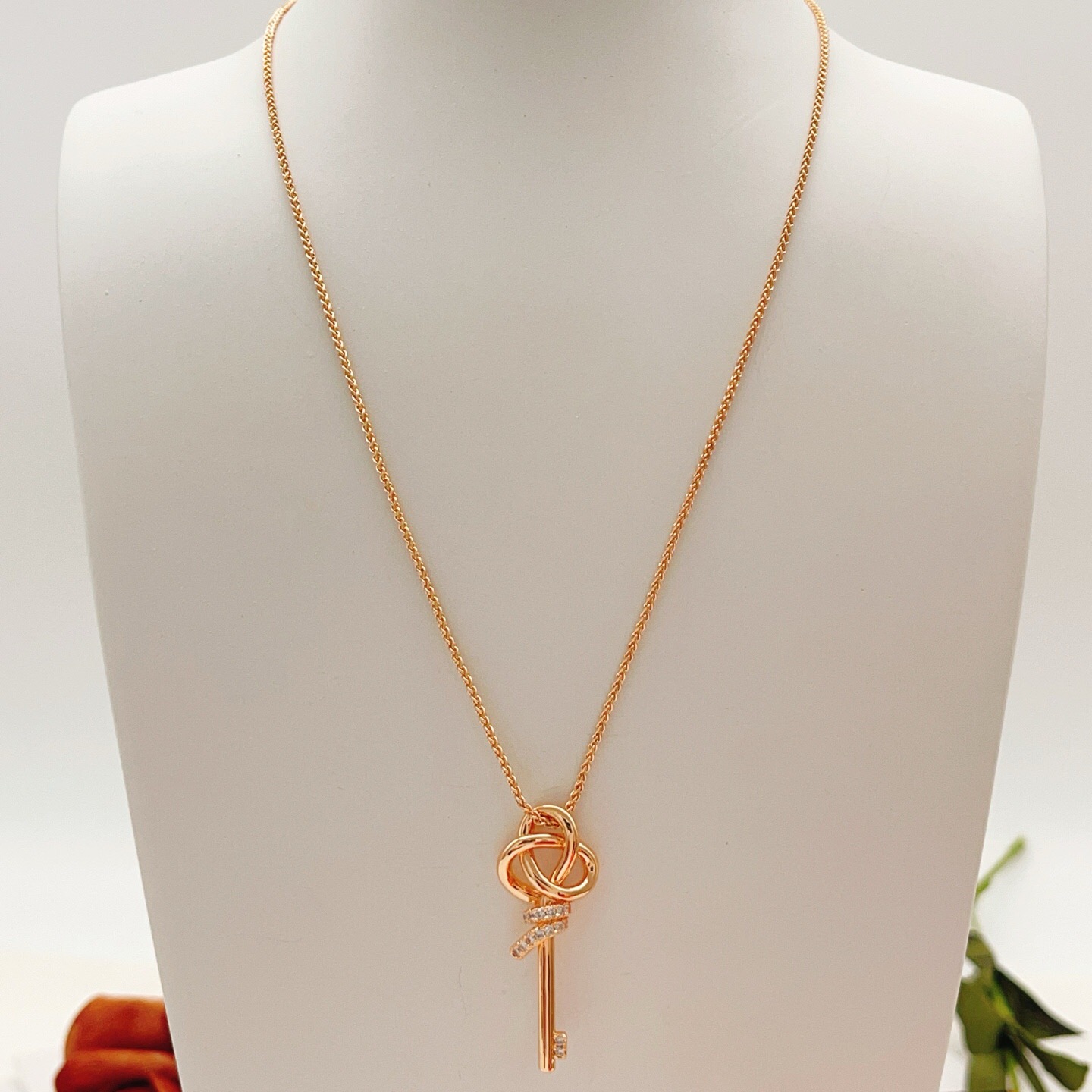 【Tiffany*帝芙尼最新款🆕🆕玫瑰金镶钻锁匙项链】一致官网黄铜材质，非常的上镜‼️设计很特别值得入手