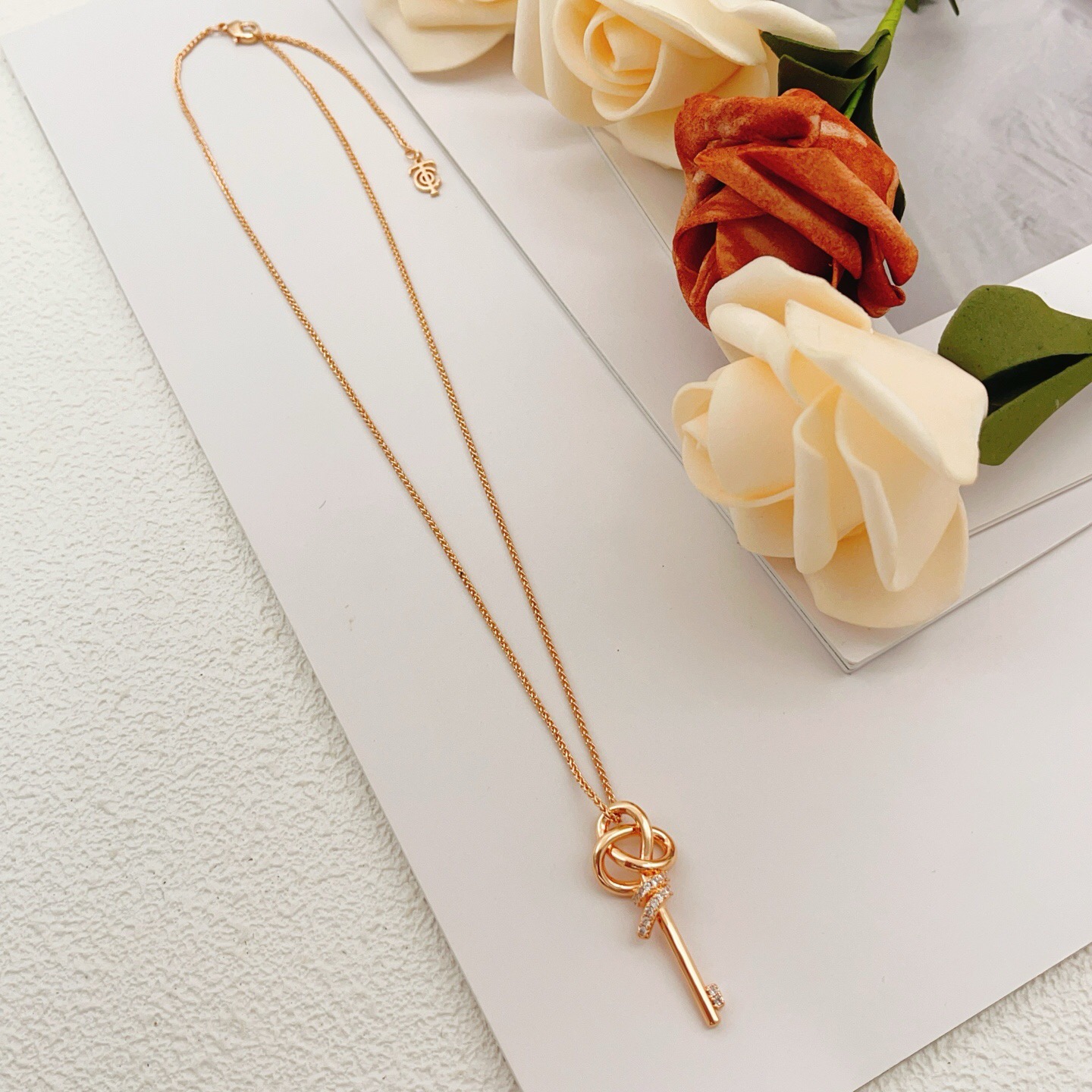 【Tiffany*帝芙尼最新款🆕🆕玫瑰金镶钻锁匙项链】一致官网黄铜材质，非常的上镜‼️设计很特别值得入手