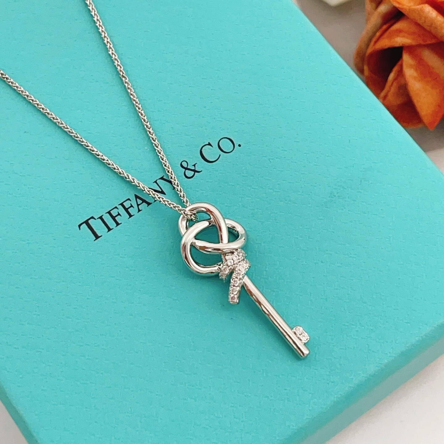 【Tiffany*帝芙尼最新款🆕🆕银色镶钻锁匙项链】一致官网黄铜材质，非常的上镜‼️设计很特别值得入手。