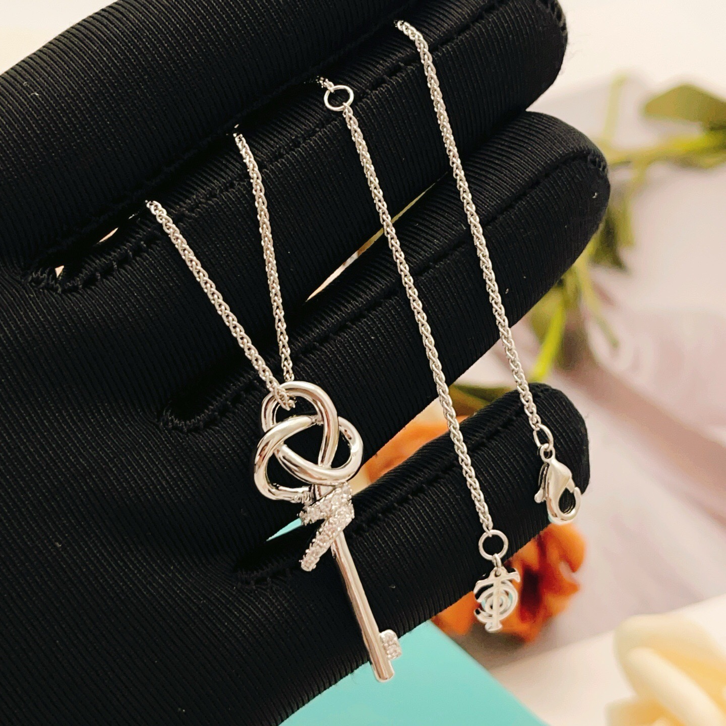 【Tiffany*帝芙尼最新款🆕🆕银色镶钻锁匙项链】一致官网黄铜材质，非常的上镜‼️设计很特别值得入手。