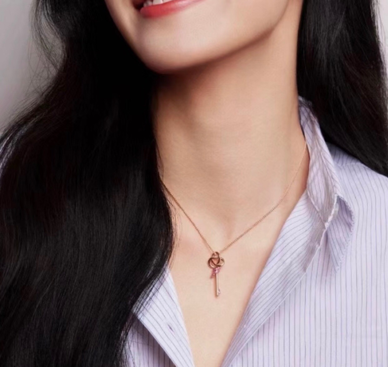 【Tiffany*帝芙尼最新款🆕🆕银色镶钻锁匙项链】一致官网黄铜材质，非常的上镜‼️设计很特别值得入手。