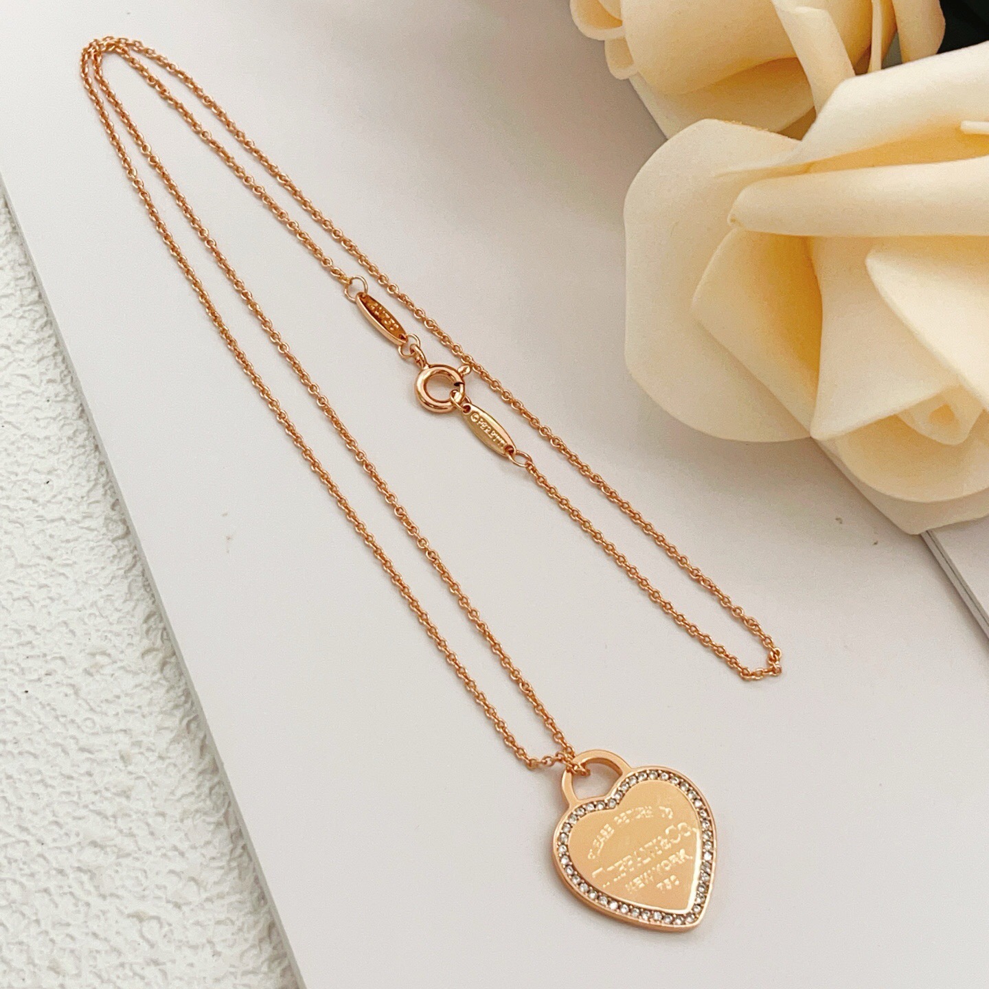 【Tiffany*帝芙尼最新款🆕🆕玫瑰金镶钻爱心项链】一致官网黄铜材质，非常的上镜‼️设计很特别值得入手