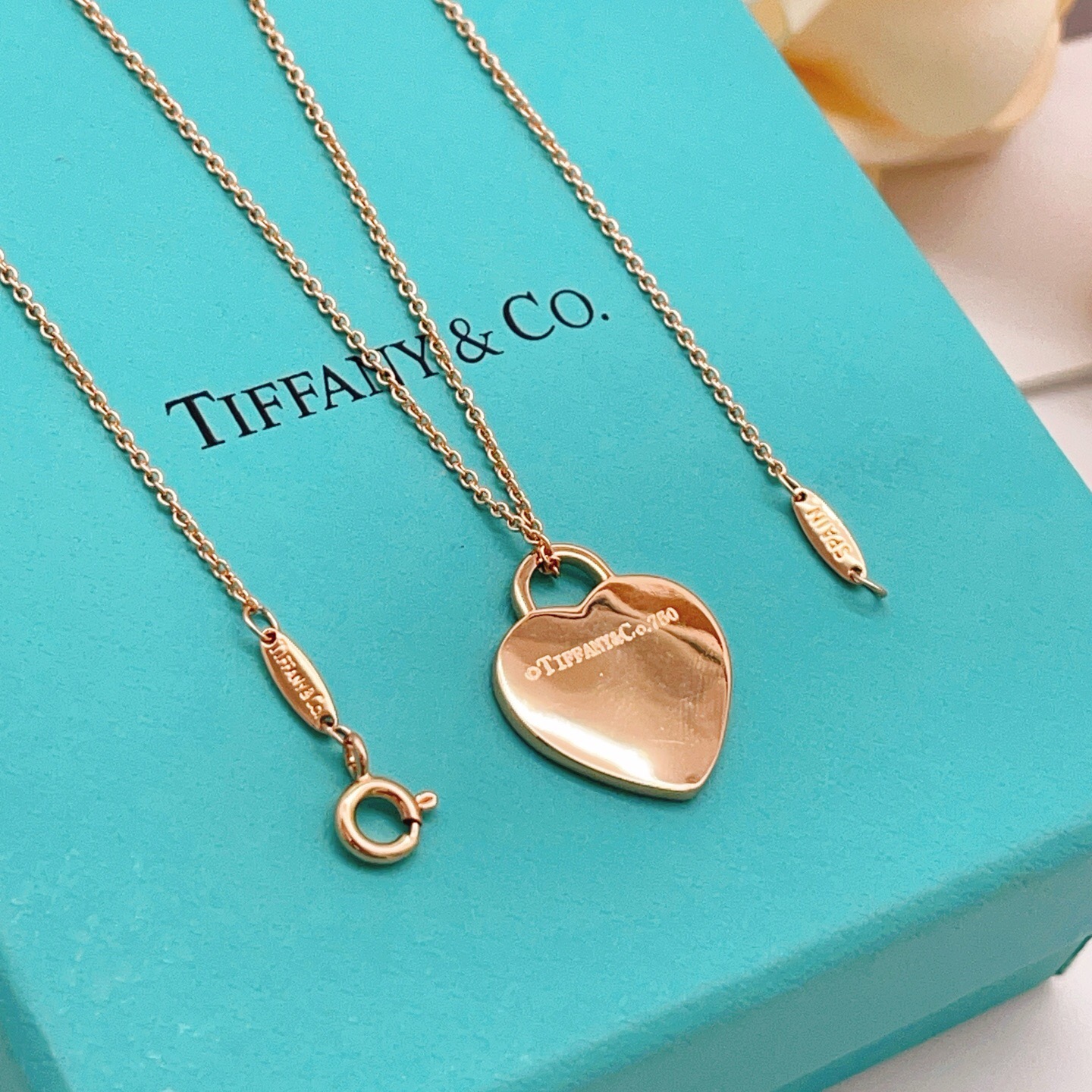 【Tiffany*帝芙尼最新款🆕🆕玫瑰金镶钻爱心项链】一致官网黄铜材质，非常的上镜‼️设计很特别值得入手