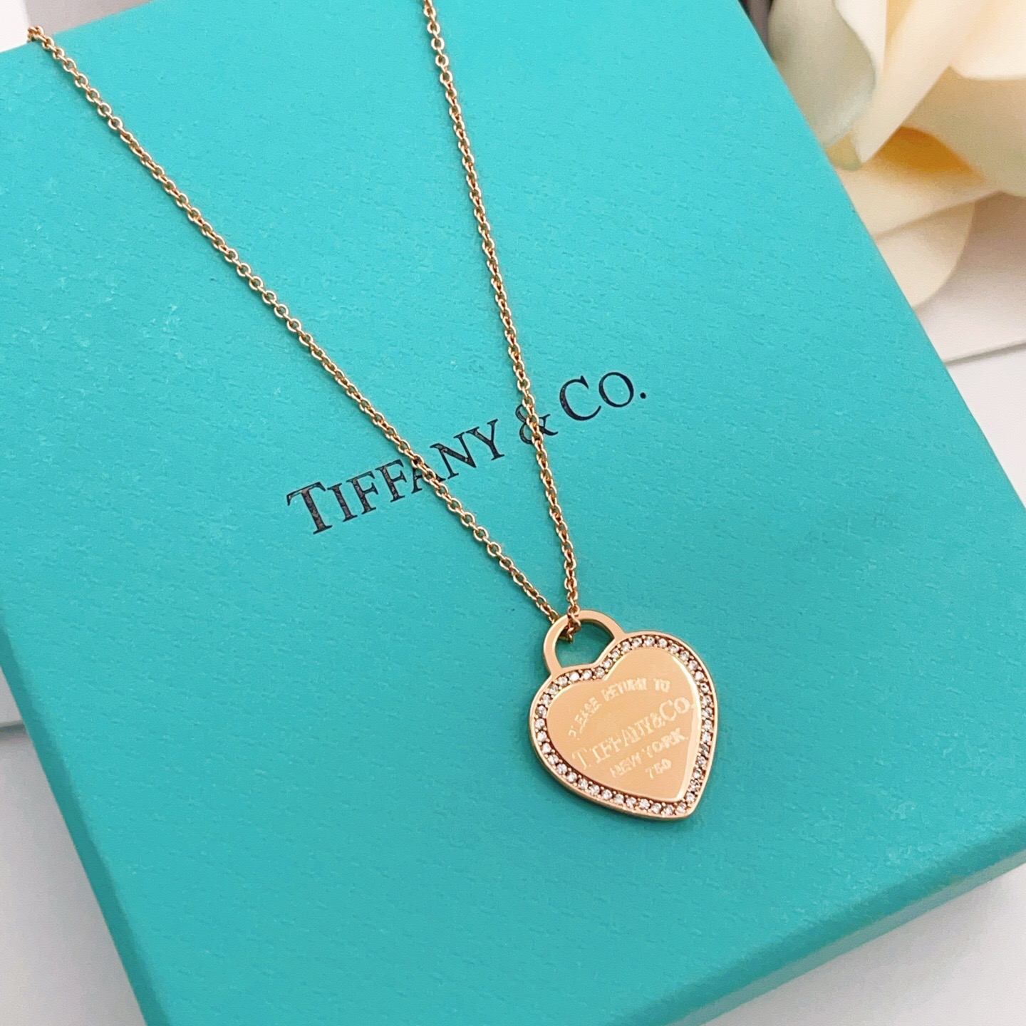 【Tiffany*帝芙尼最新款🆕🆕玫瑰金镶钻爱心项链】一致官网黄铜材质，非常的上镜‼️设计很特别值得入手
