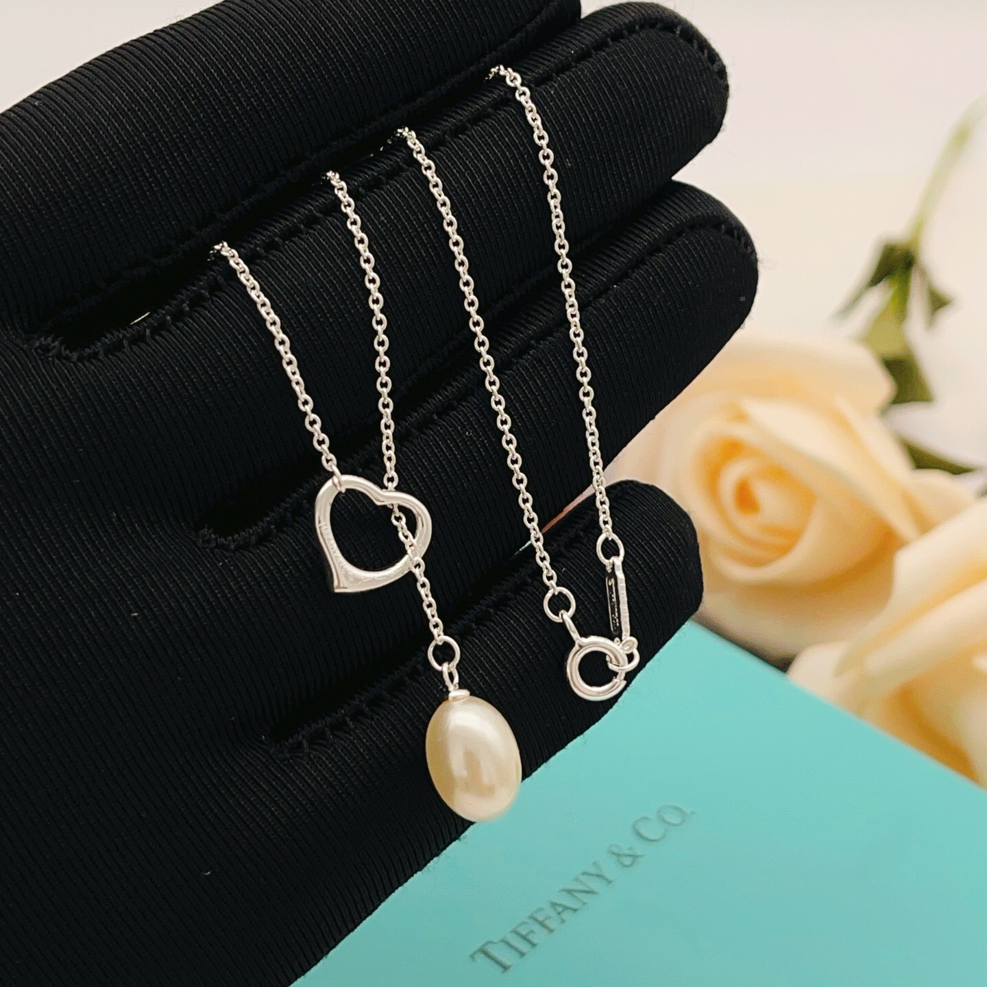 【Tiffany*帝芙尼最新款🆕🆕银色珍珠爱心套索项链】一致官网黄铜材质，非常的上镜‼️设计很特别值得入