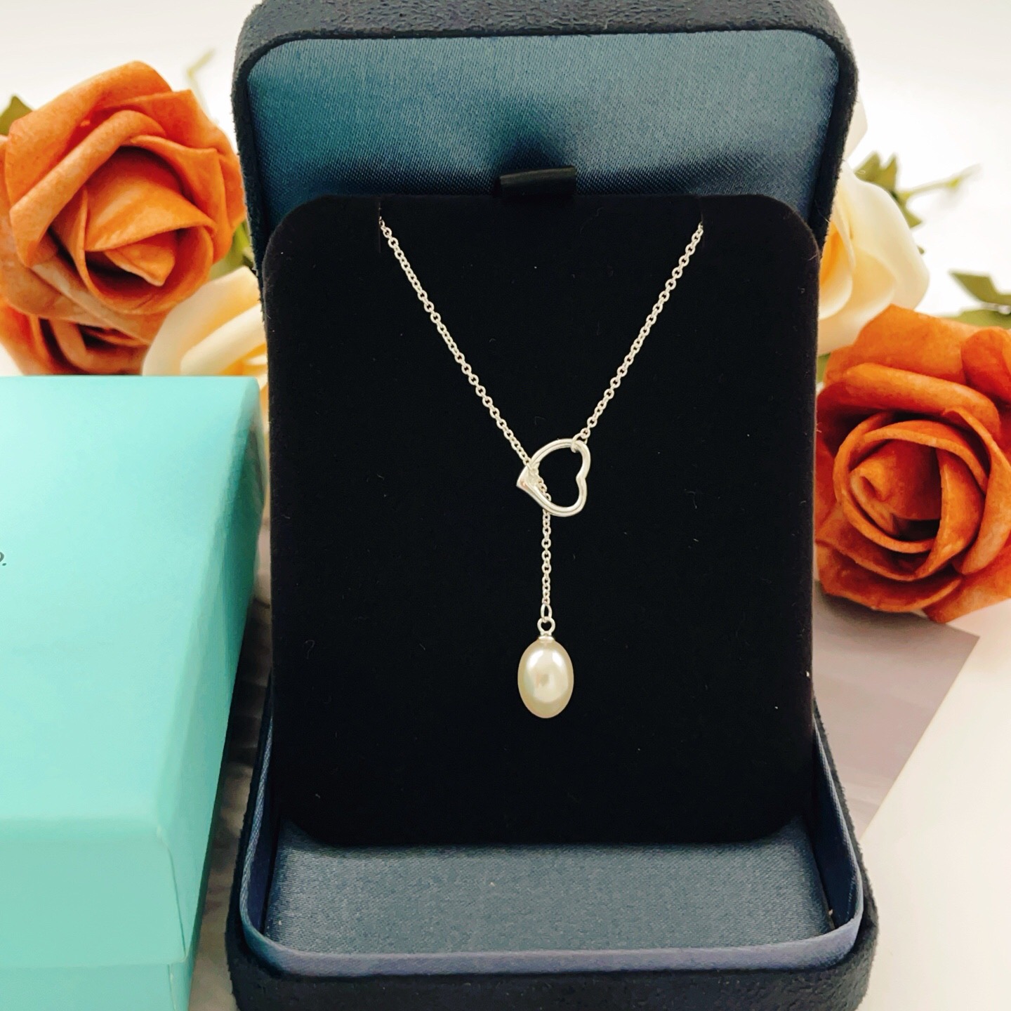 【Tiffany*帝芙尼最新款🆕🆕银色珍珠爱心套索项链】一致官网黄铜材质，非常的上镜‼️设计很特别值得入
