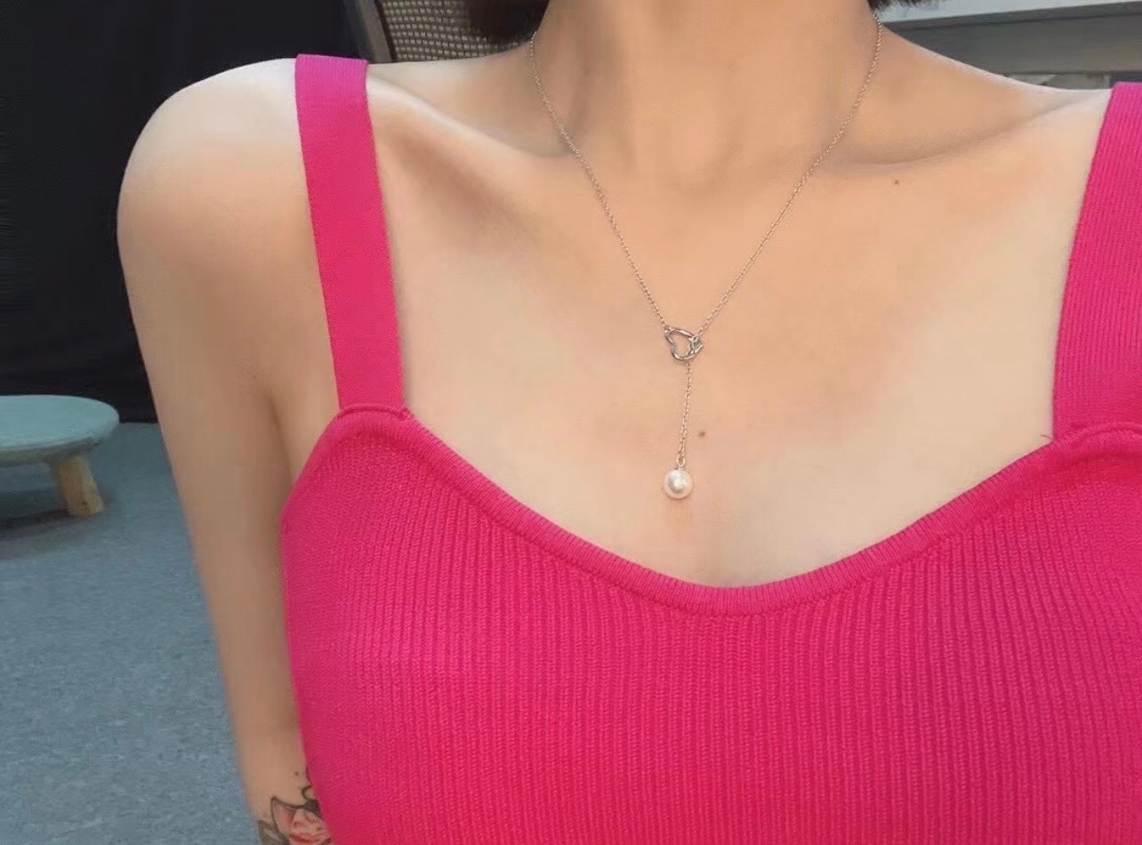 【Tiffany*帝芙尼最新款🆕🆕银色珍珠爱心套索项链】一致官网黄铜材质，非常的上镜‼️设计很特别值得入