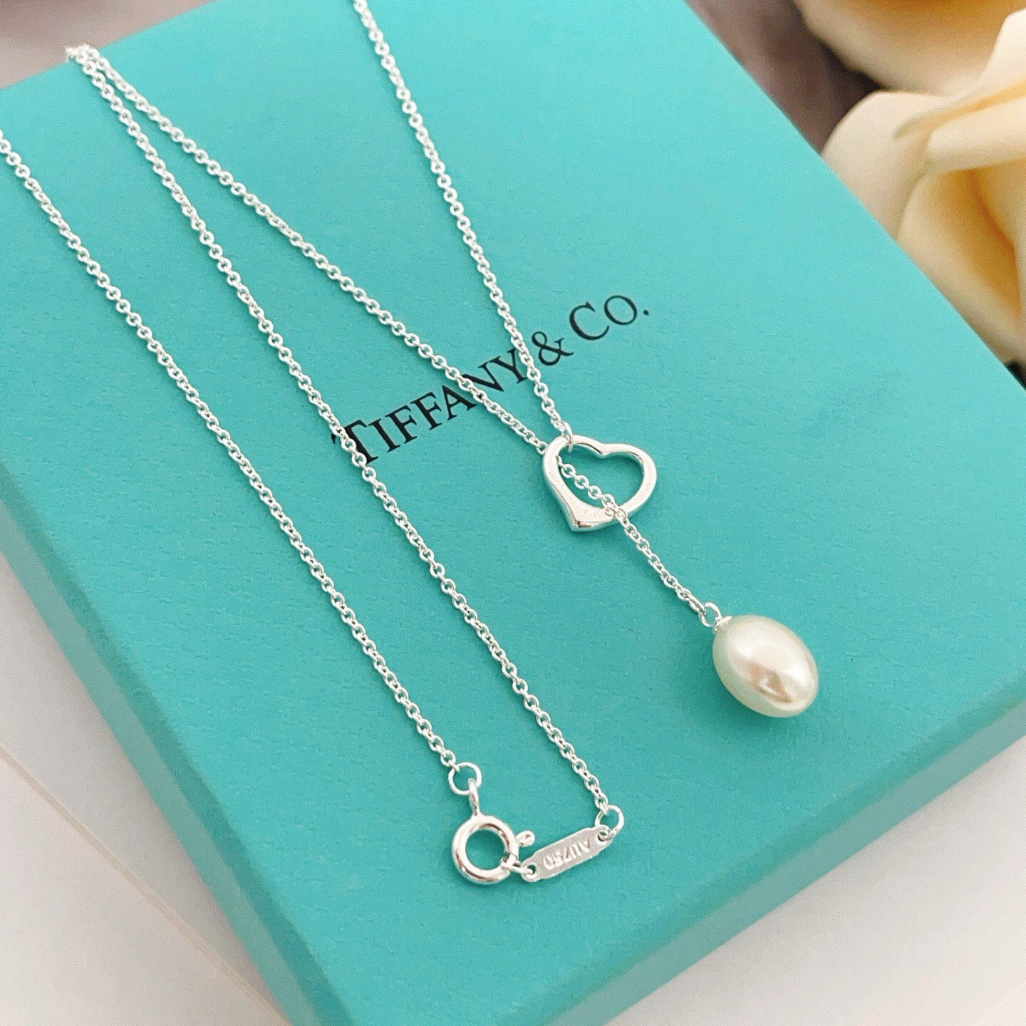 【Tiffany*帝芙尼最新款🆕🆕银色珍珠爱心套索项链】一致官网黄铜材质，非常的上镜‼️设计很特别值得入