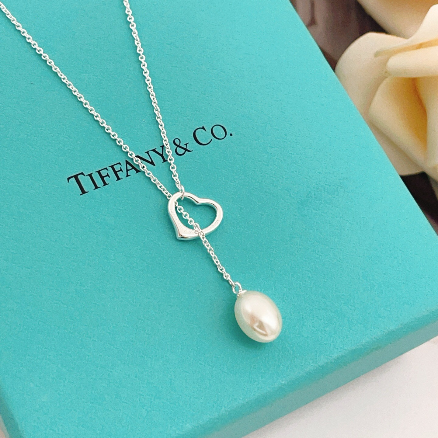 【Tiffany*帝芙尼最新款🆕🆕银色珍珠爱心套索项链】一致官网黄铜材质，非常的上镜‼️设计很特别值得入