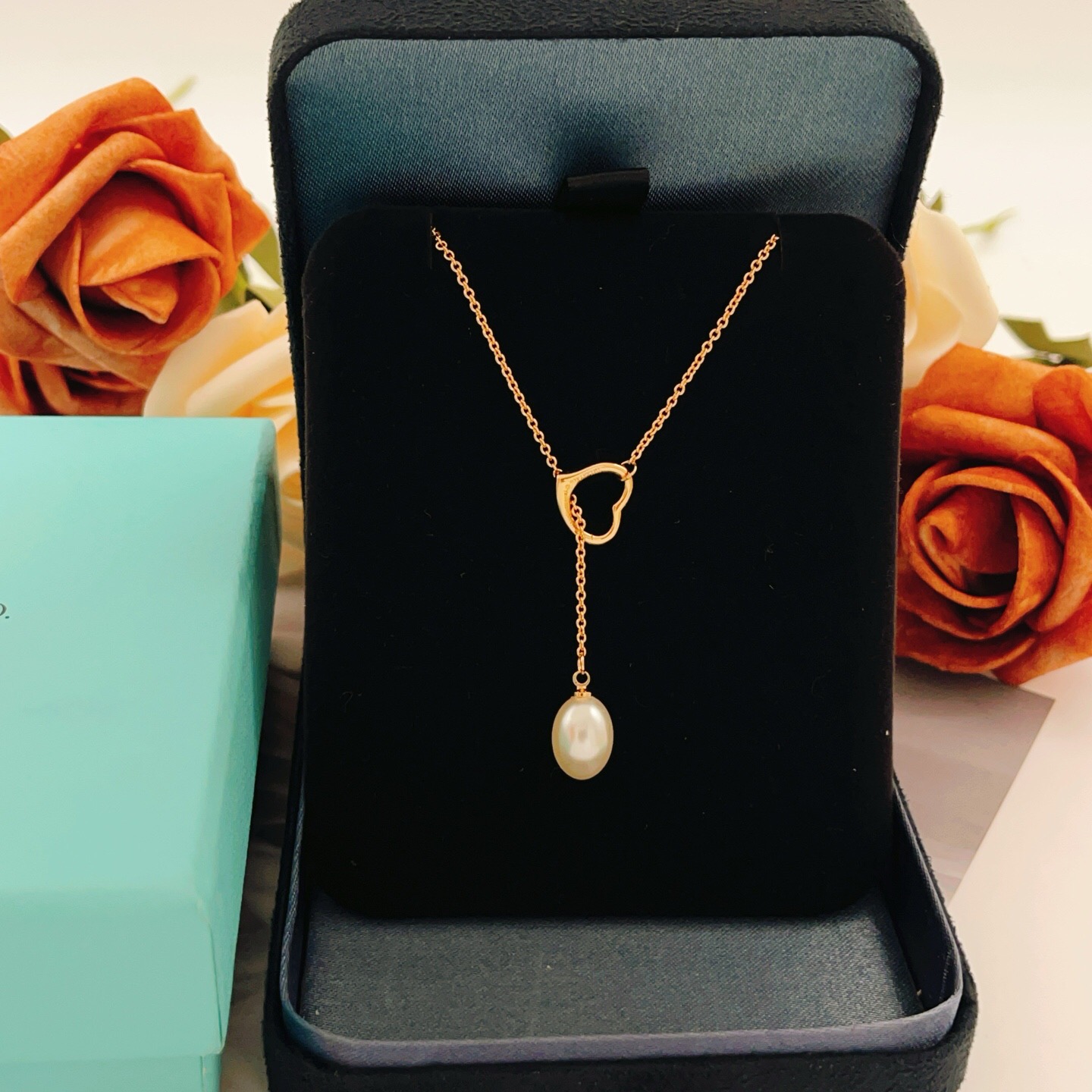 【Tiffany*帝芙尼最新款🆕🆕玫瑰金珍珠爱心套索项链】一致官网黄铜材质，非常的上镜‼️设计很特别值得