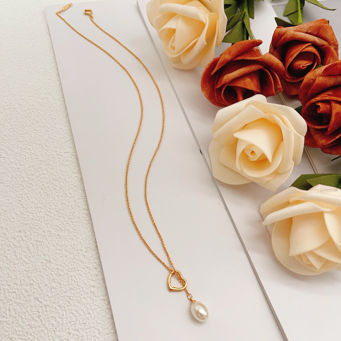 【Tiffany*帝芙尼最新款🆕🆕玫瑰金珍珠爱心套索项链】一致官网黄铜材质，非常的上镜‼️设计很特别值得