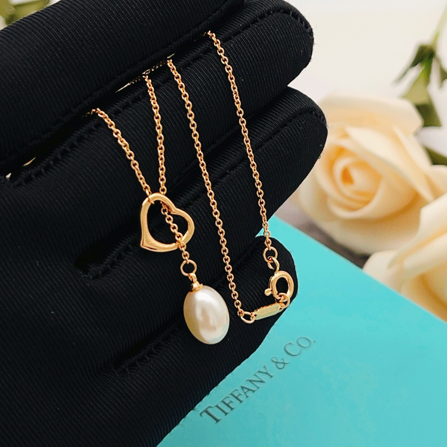 【Tiffany*帝芙尼最新款🆕🆕玫瑰金珍珠爱心套索项链】一致官网黄铜材质，非常的上镜‼️设计很特别值得