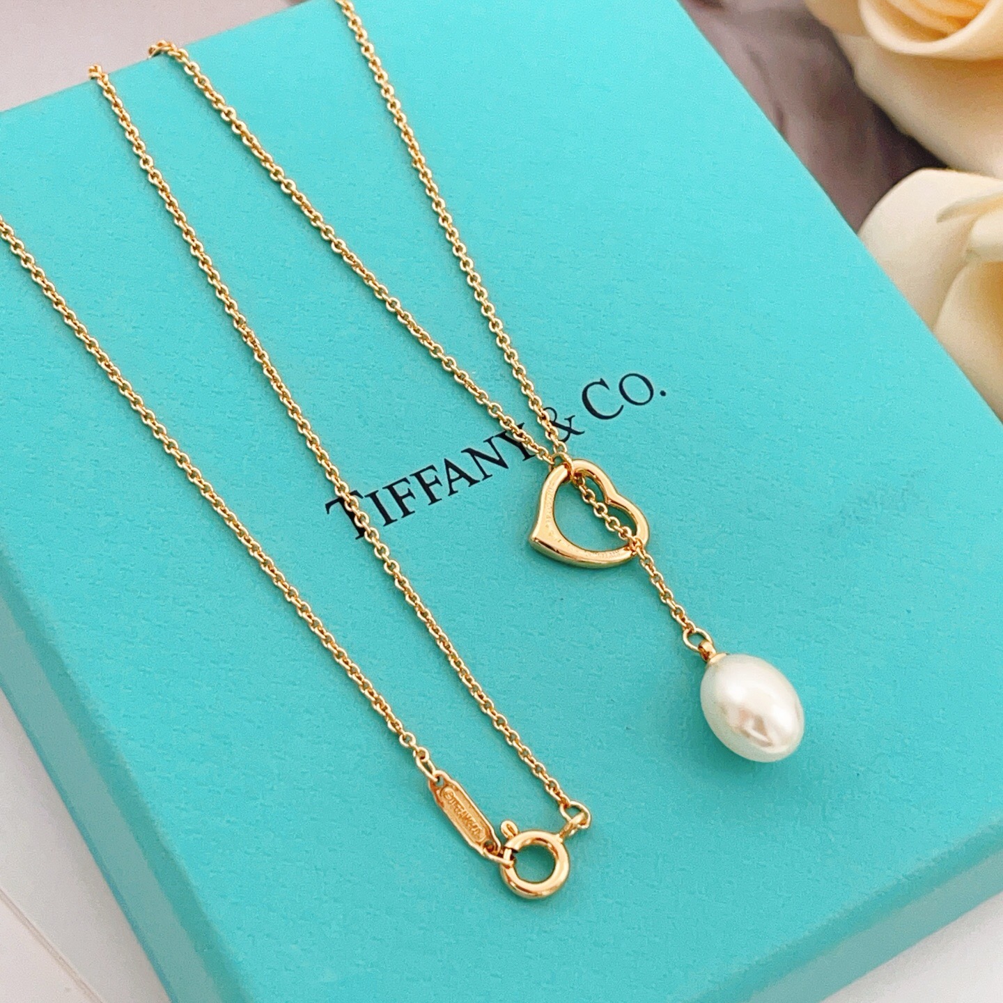 【Tiffany*帝芙尼最新款🆕🆕玫瑰金珍珠爱心套索项链】一致官网黄铜材质，非常的上镜‼️设计很特别值得