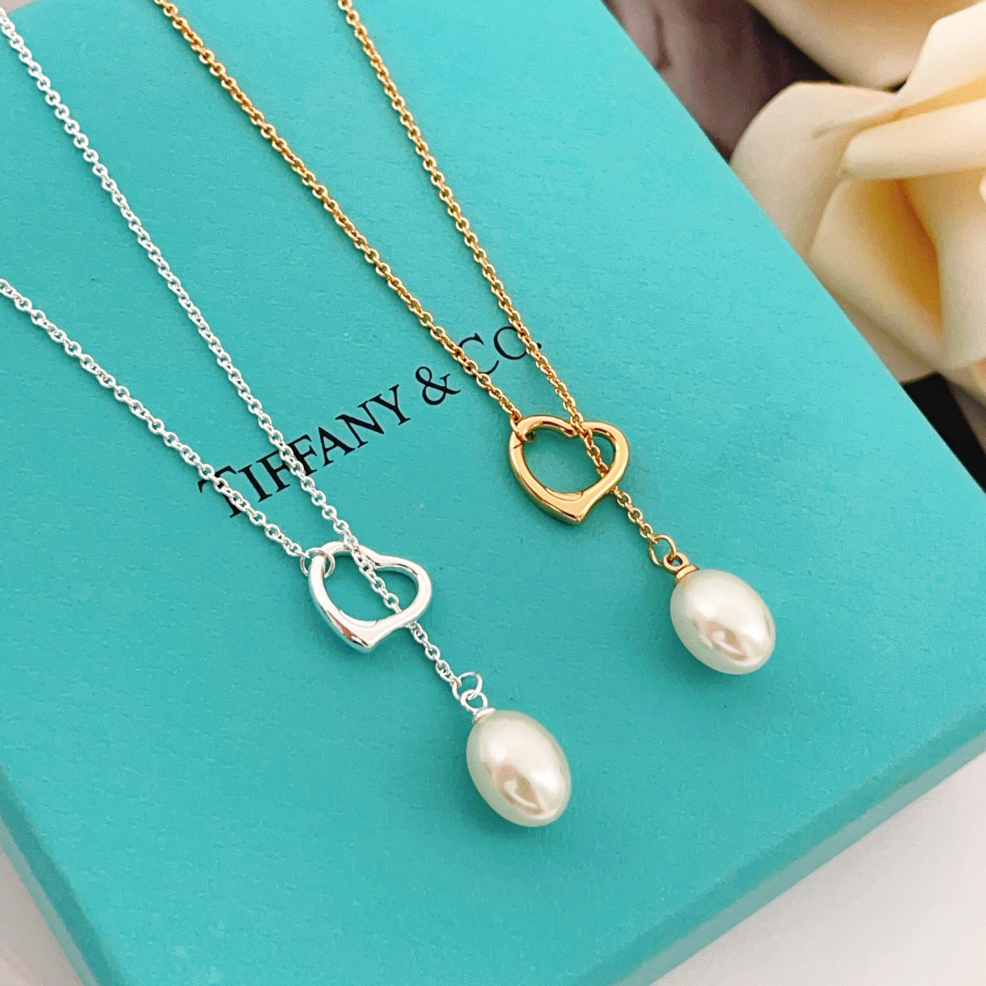 【Tiffany*帝芙尼最新款🆕🆕玫瑰金珍珠爱心套索项链】一致官网黄铜材质，非常的上镜‼️设计很特别值得