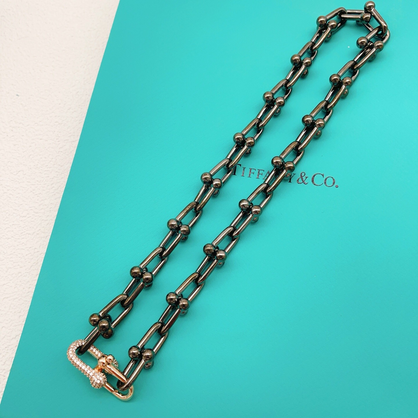 【Tiffany*帝芙尼最新款🆕🆕黑色U形马蹄项链】一致官网黄铜材质，非常的上镜‼️设计很特别值得入手。