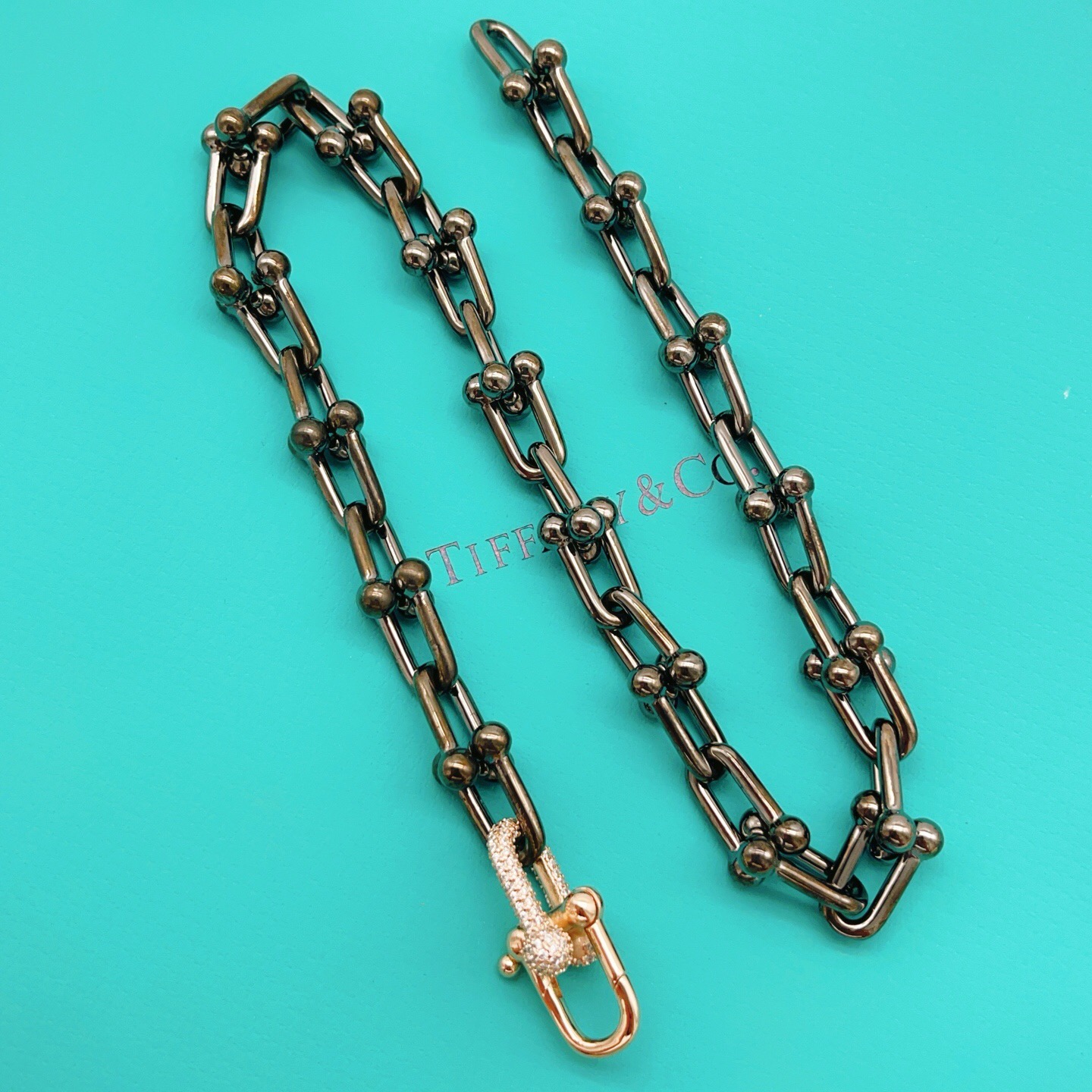 【Tiffany*帝芙尼最新款🆕🆕黑色U形马蹄项链】一致官网黄铜材质，非常的上镜‼️设计很特别值得入手。