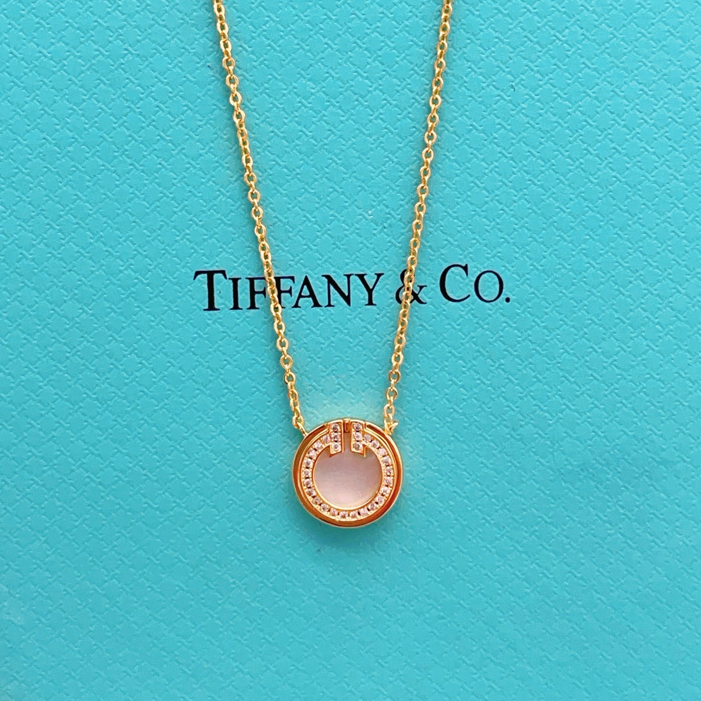 【Tiffany*帝芙尼最新款🆕🆕金色白贝钱币项链】一致官网黄铜材质，非常的上镜‼️设计很特别值得入手。