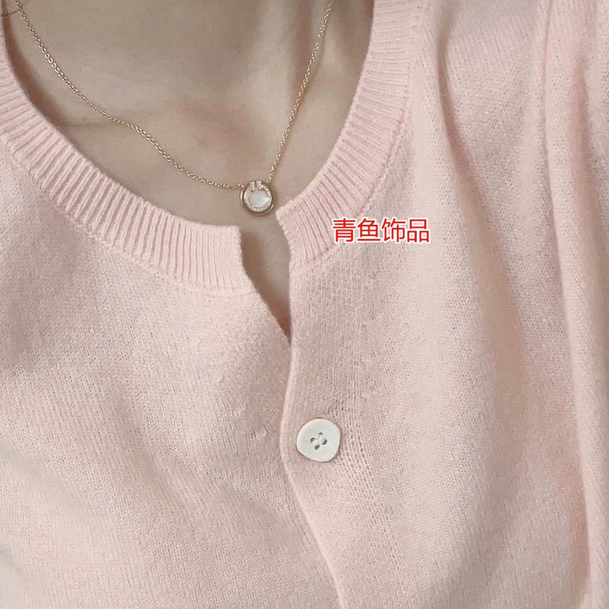 【Tiffany*帝芙尼最新款🆕🆕金色白贝钱币项链】一致官网黄铜材质，非常的上镜‼️设计很特别值得入手。