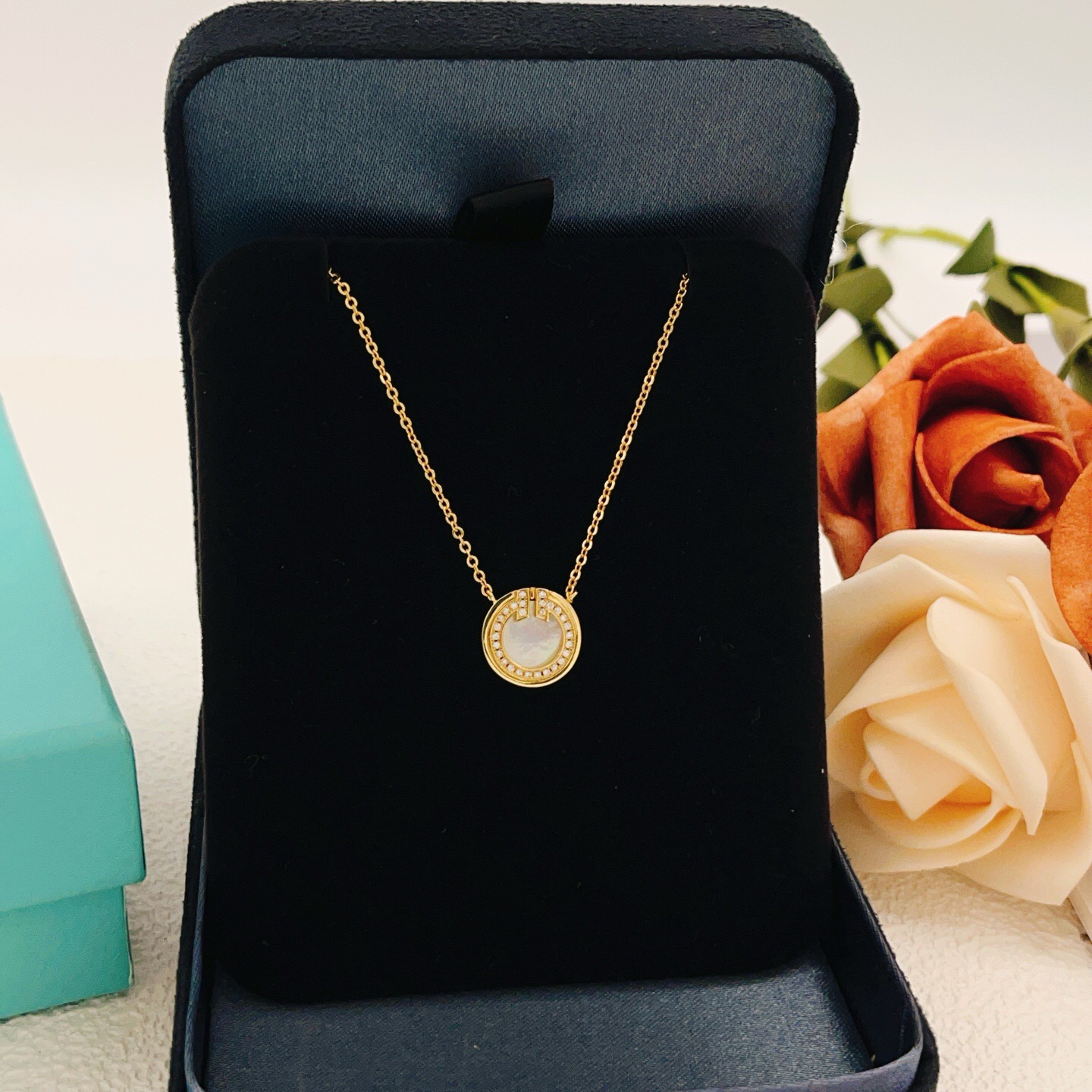 【Tiffany*帝芙尼最新款🆕🆕金色白贝钱币项链】一致官网黄铜材质，非常的上镜‼️设计很特别值得入手。