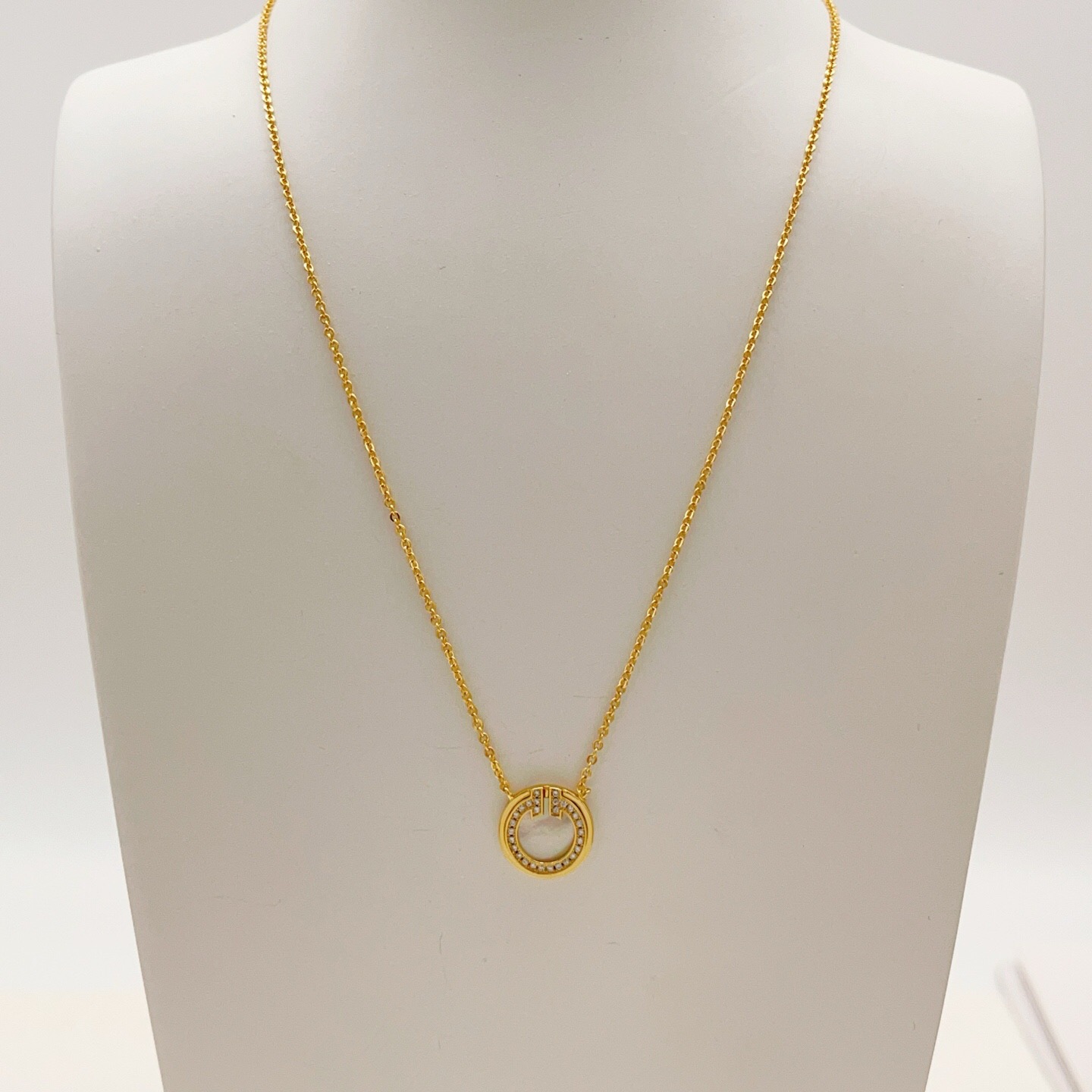 【Tiffany*帝芙尼最新款🆕🆕金色白贝钱币项链】一致官网黄铜材质，非常的上镜‼️设计很特别值得入手。
