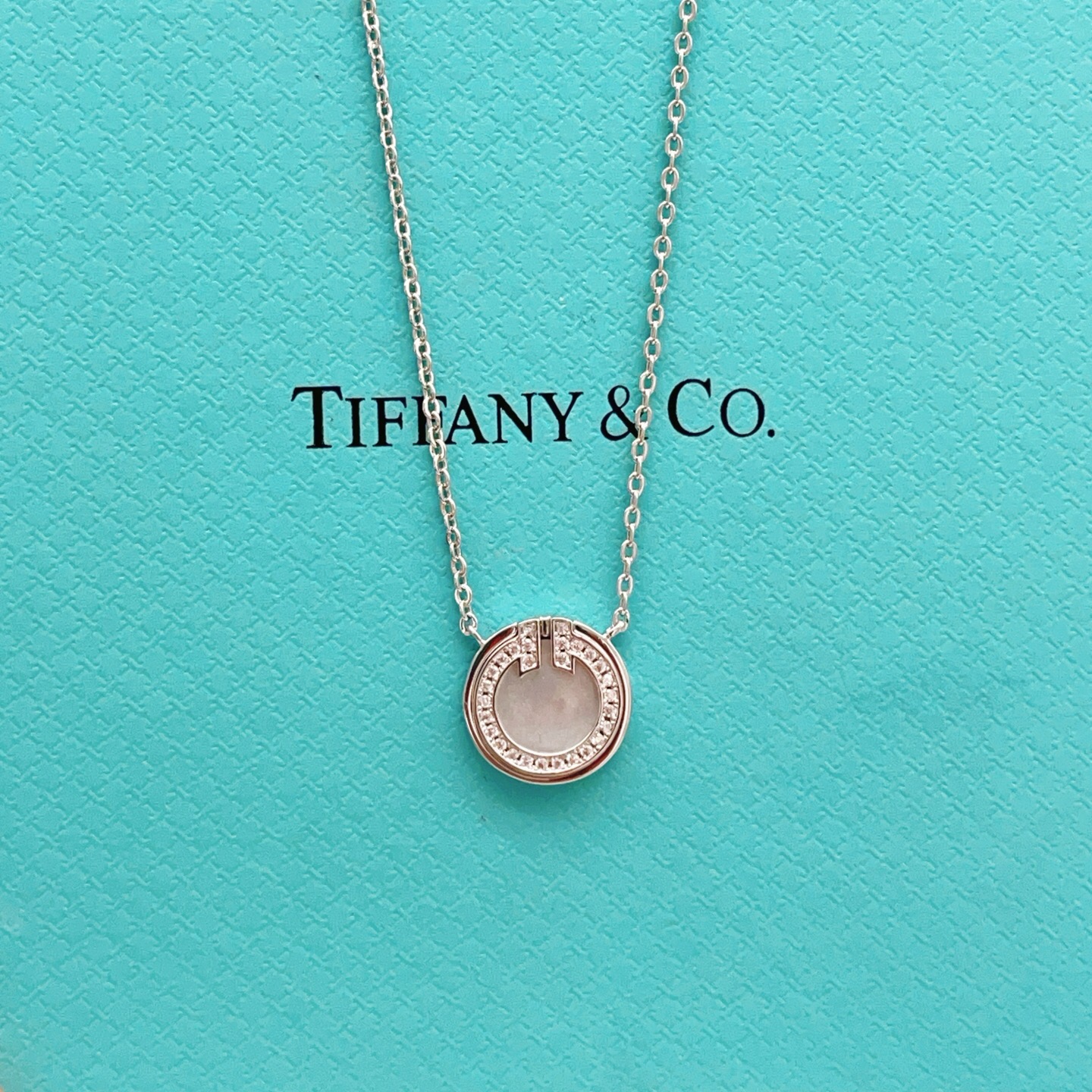 【Tiffany*帝芙尼最新款🆕🆕银色白贝钱币项链】一致官网黄铜材质，非常的上镜‼️设计很特别值得入手。