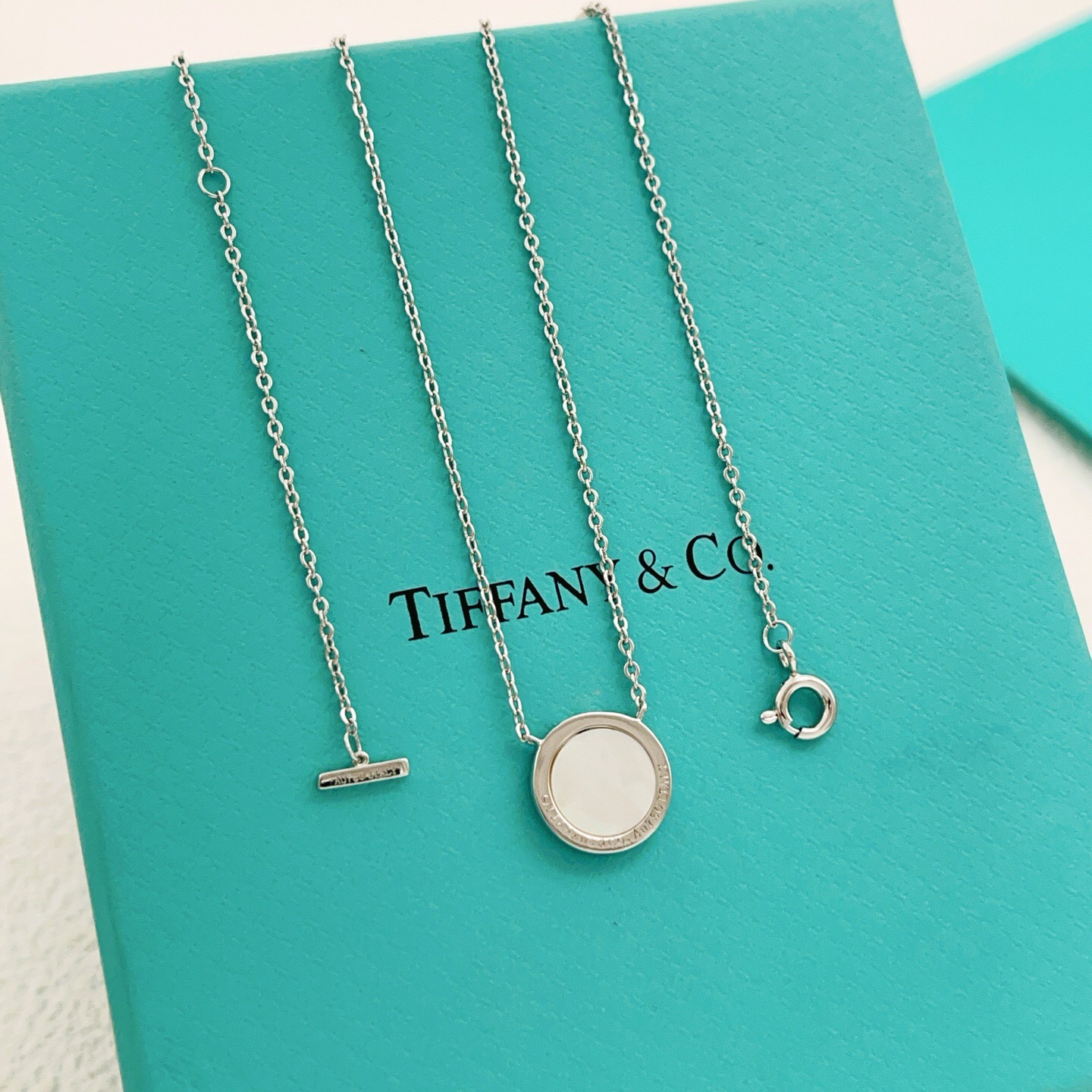【Tiffany*帝芙尼最新款🆕🆕银色白贝钱币项链】一致官网黄铜材质，非常的上镜‼️设计很特别值得入手。