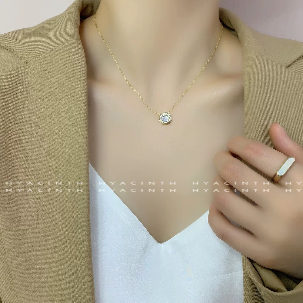 【Tiffany*帝芙尼最新款🆕🆕银色白贝钱币项链】一致官网黄铜材质，非常的上镜‼️设计很特别值得入手。