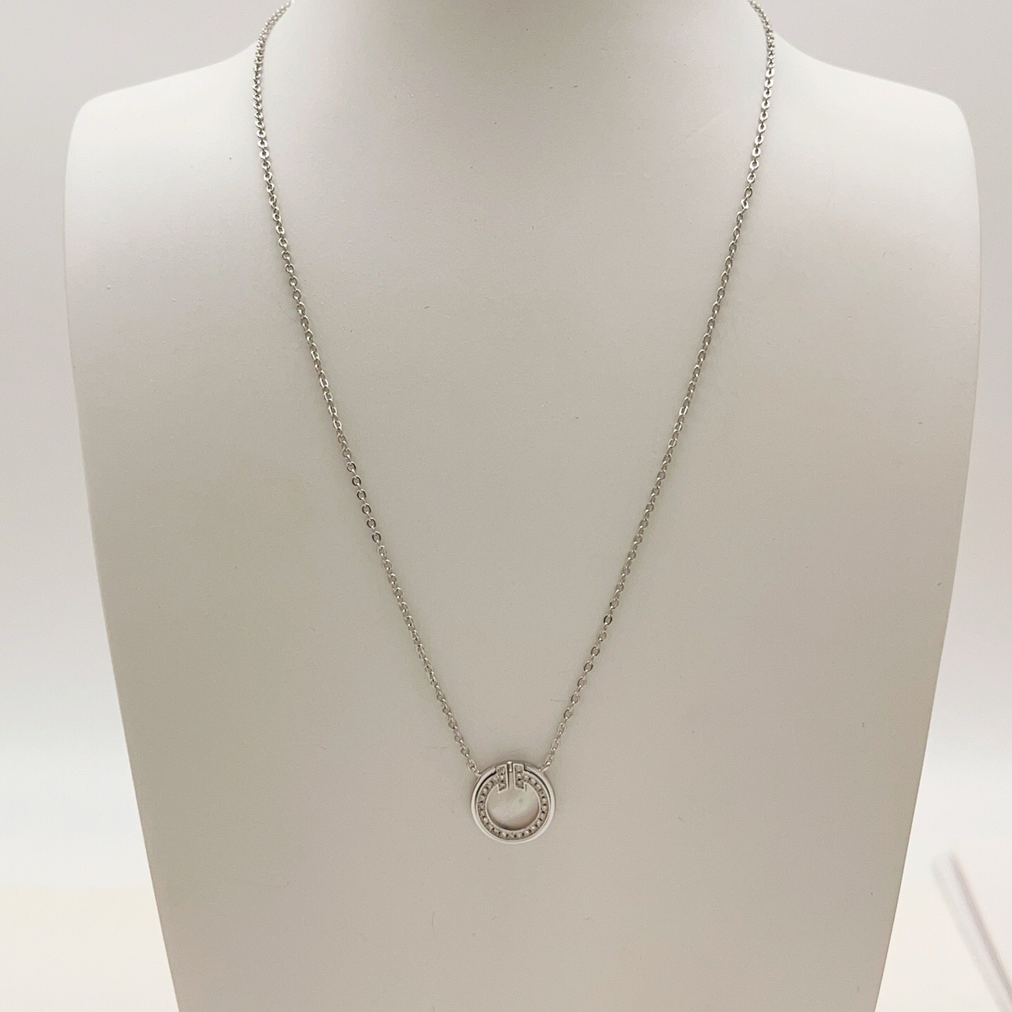 【Tiffany*帝芙尼最新款🆕🆕银色白贝钱币项链】一致官网黄铜材质，非常的上镜‼️设计很特别值得入手。