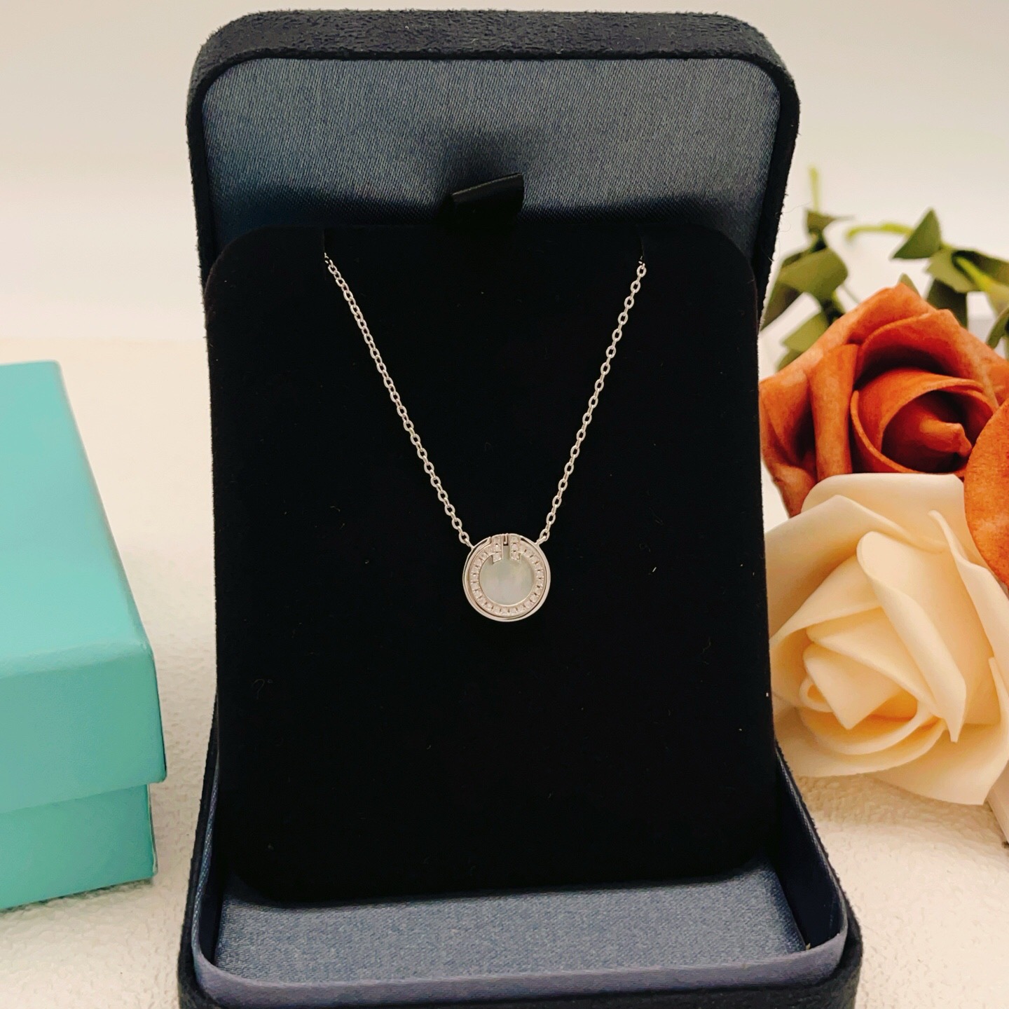 【Tiffany*帝芙尼最新款🆕🆕银色白贝钱币项链】一致官网黄铜材质，非常的上镜‼️设计很特别值得入手。