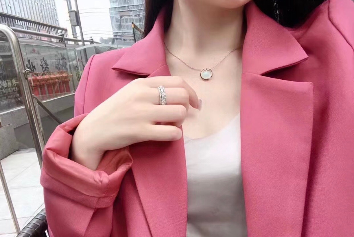 【Tiffany*帝芙尼最新款🆕🆕银色白贝钱币项链】一致官网黄铜材质，非常的上镜‼️设计很特别值得入手。