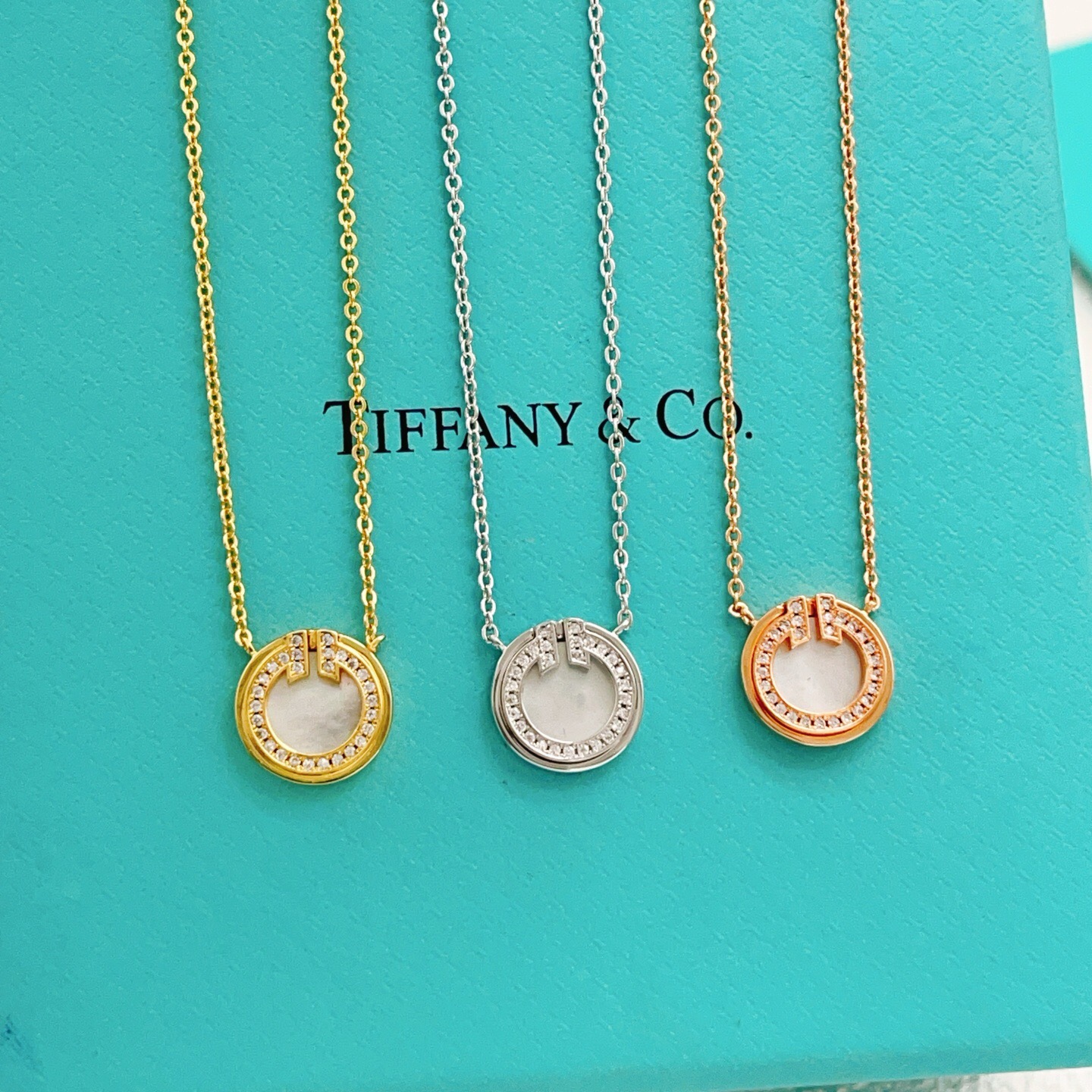 【Tiffany*帝芙尼最新款🆕🆕玫瑰金白贝钱币项链】一致官网黄铜材质，非常的上镜‼️设计很特别值得入手
