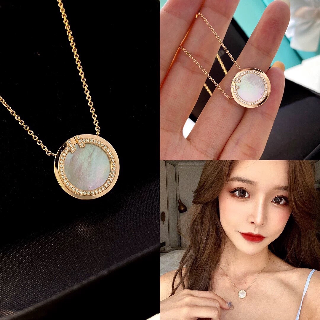 【Tiffany*帝芙尼最新款🆕🆕玫瑰金白贝钱币项链】一致官网黄铜材质，非常的上镜‼️设计很特别值得入手