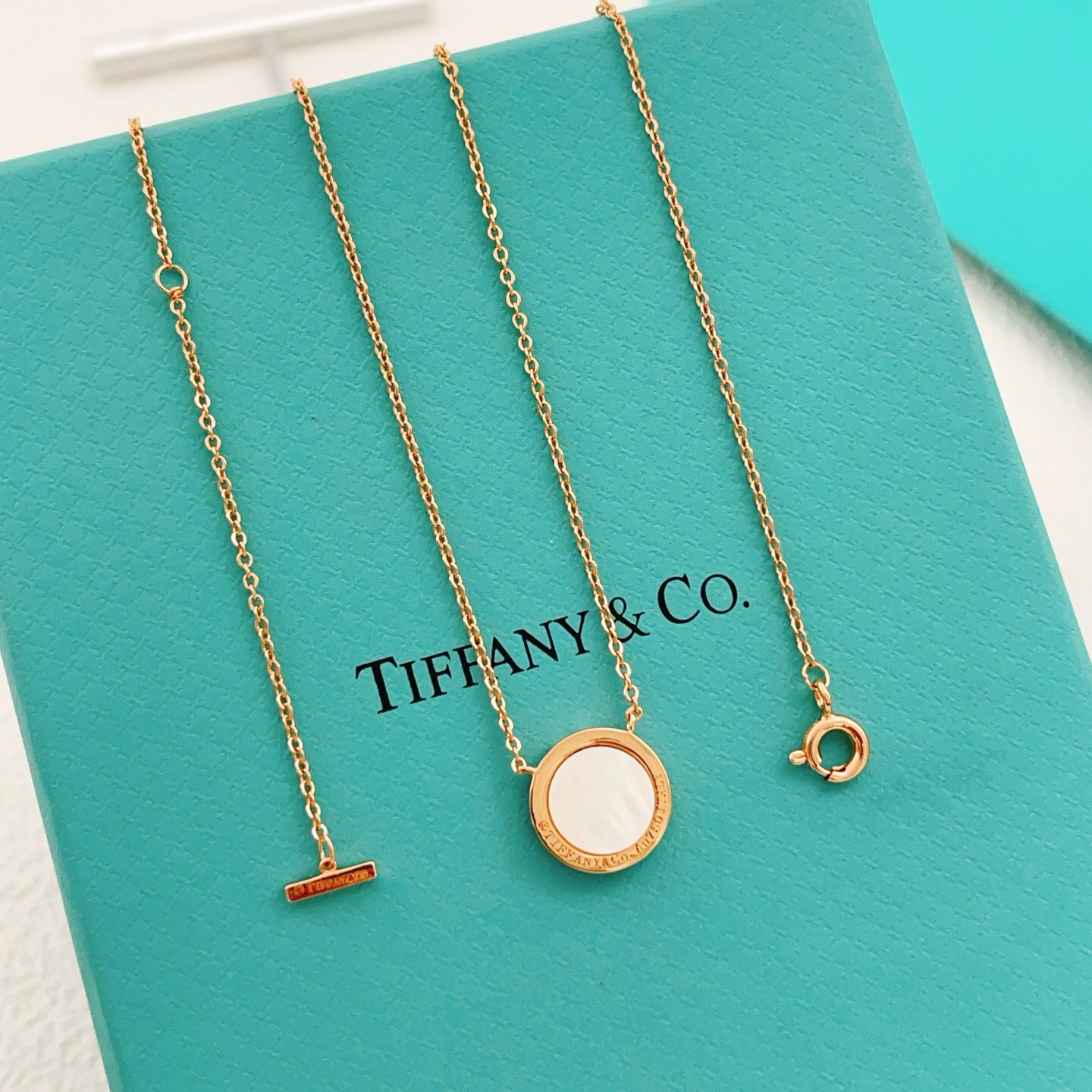 【Tiffany*帝芙尼最新款🆕🆕玫瑰金白贝钱币项链】一致官网黄铜材质，非常的上镜‼️设计很特别值得入手
