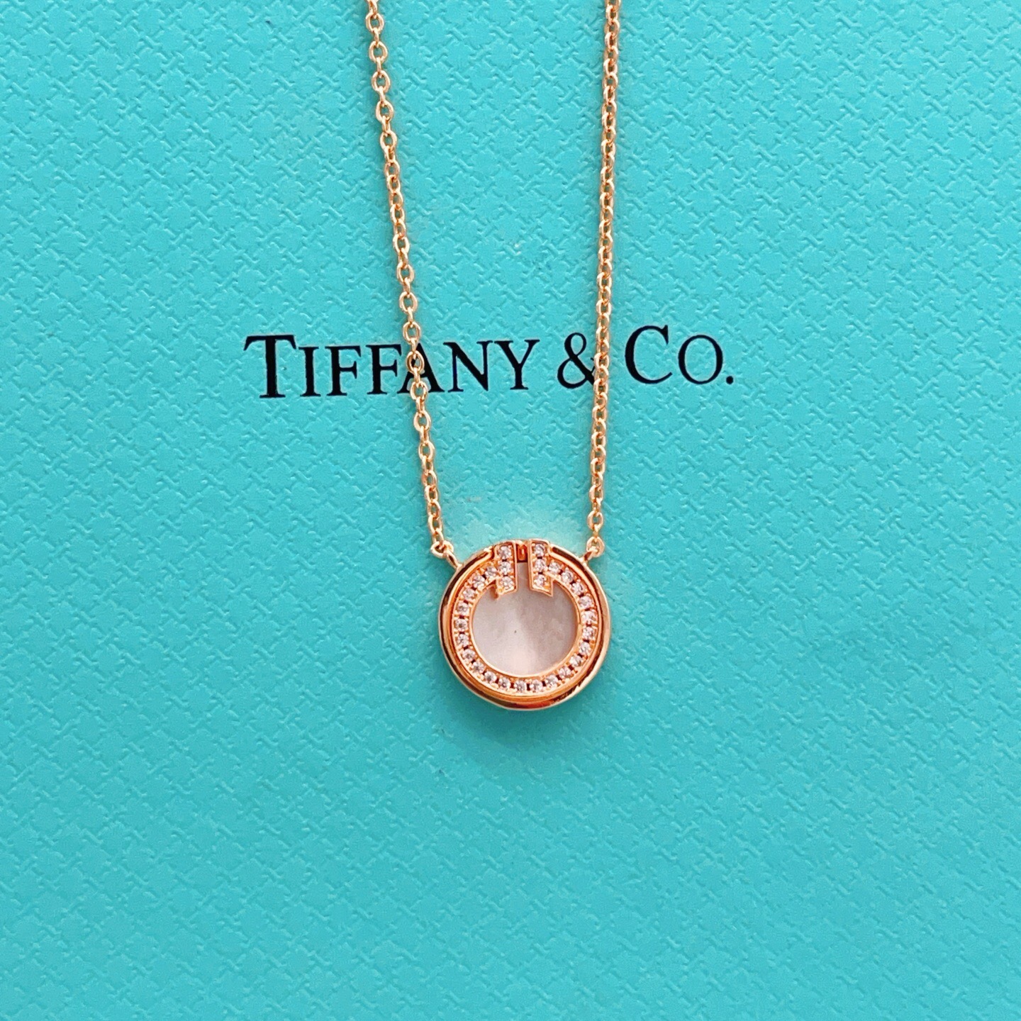 【Tiffany*帝芙尼最新款🆕🆕玫瑰金白贝钱币项链】一致官网黄铜材质，非常的上镜‼️设计很特别值得入手