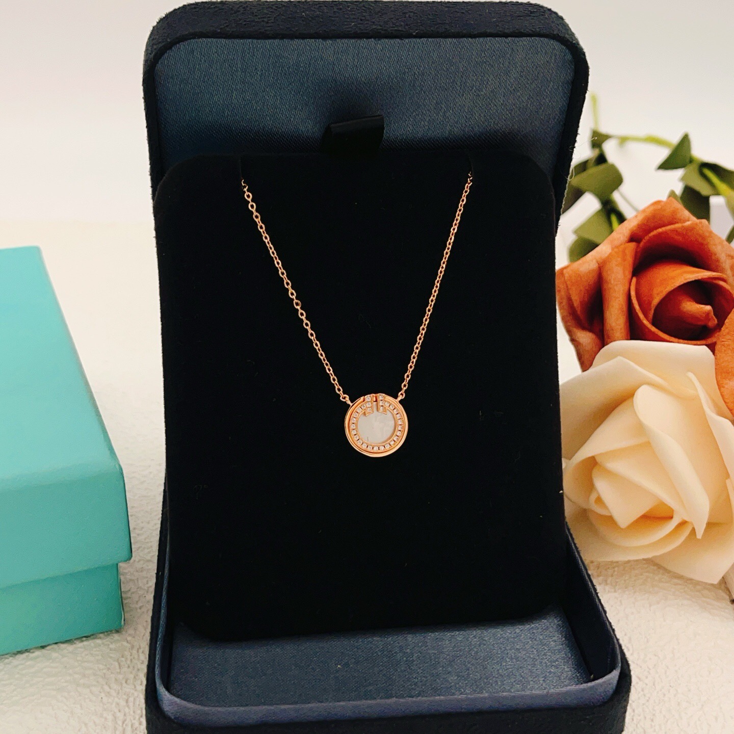 【Tiffany*帝芙尼最新款🆕🆕玫瑰金白贝钱币项链】一致官网黄铜材质，非常的上镜‼️设计很特别值得入手