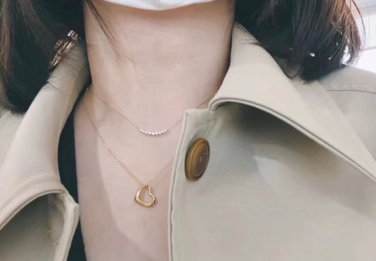 【Tiffany*帝芙尼最新款🆕🆕玫瑰金爱心项链】一致官网黄铜材质，非常的上镜‼️设计很特别值得入手。高