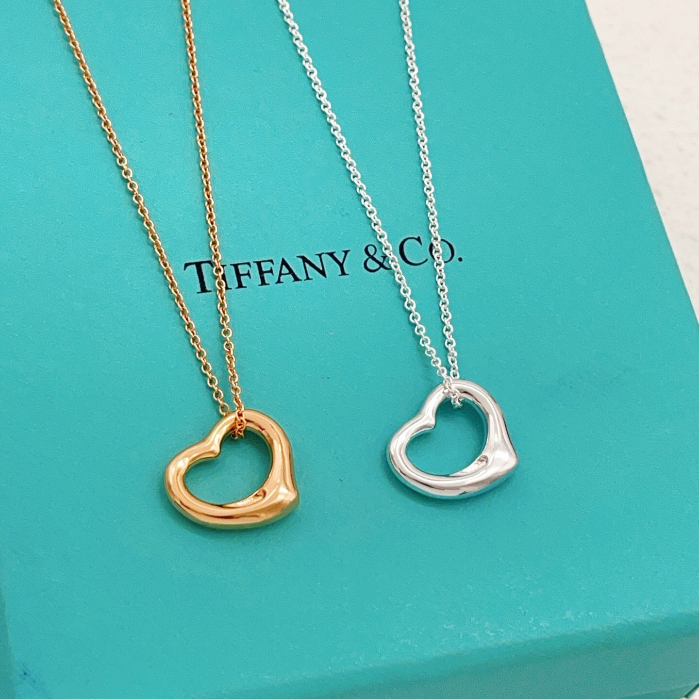 【Tiffany*帝芙尼最新款🆕🆕玫瑰金爱心项链】一致官网黄铜材质，非常的上镜‼️设计很特别值得入手。高