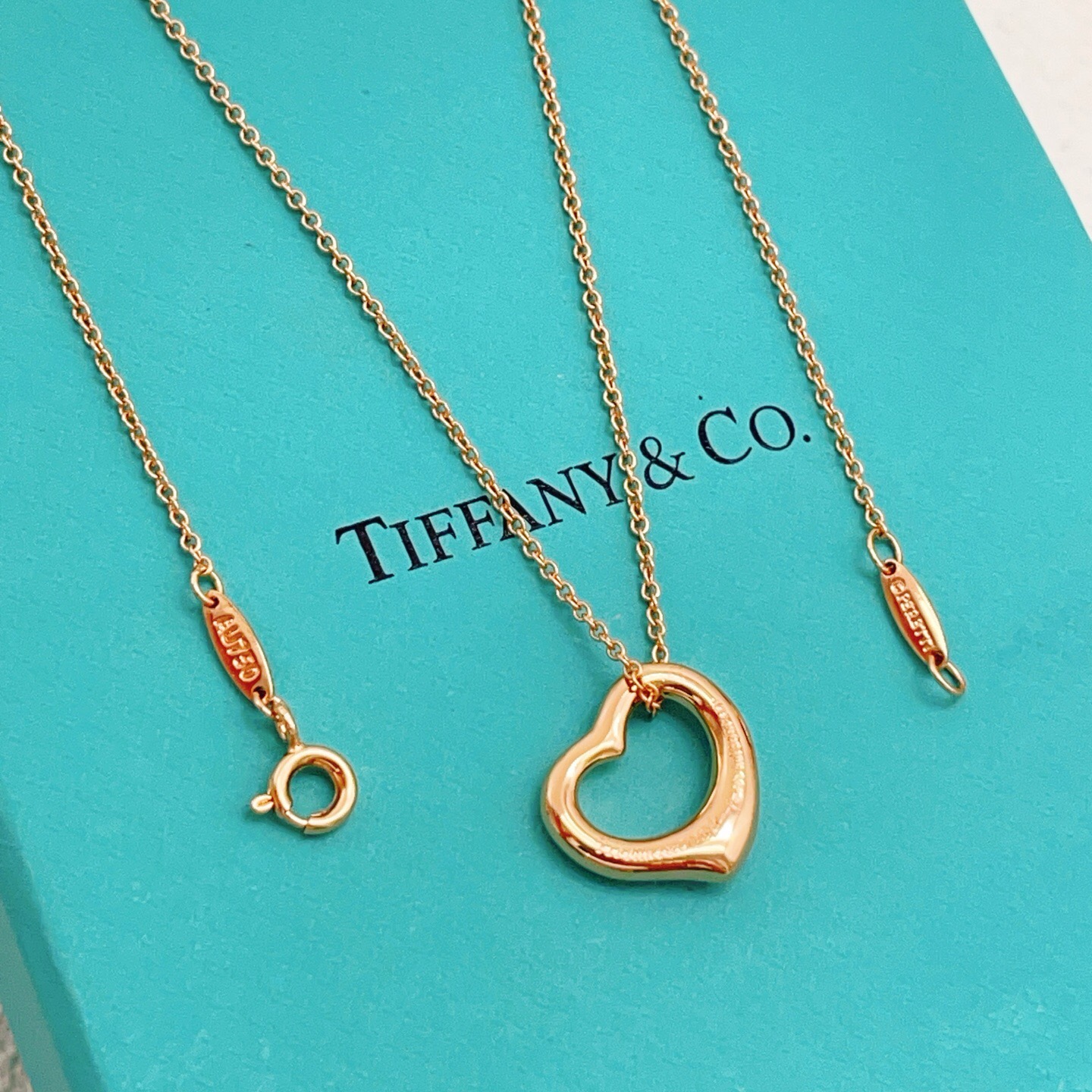 【Tiffany*帝芙尼最新款🆕🆕玫瑰金爱心项链】一致官网黄铜材质，非常的上镜‼️设计很特别值得入手。高