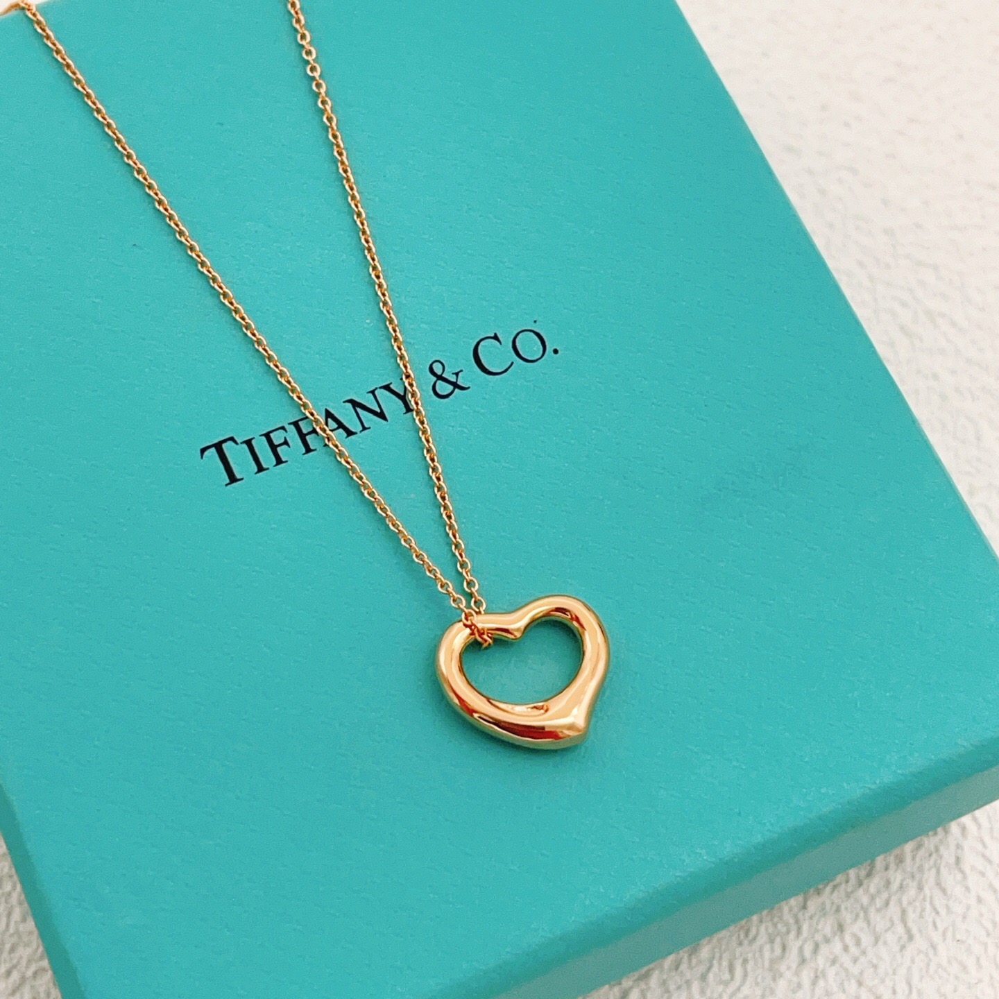 【Tiffany*帝芙尼最新款🆕🆕玫瑰金爱心项链】一致官网黄铜材质，非常的上镜‼️设计很特别值得入手。高