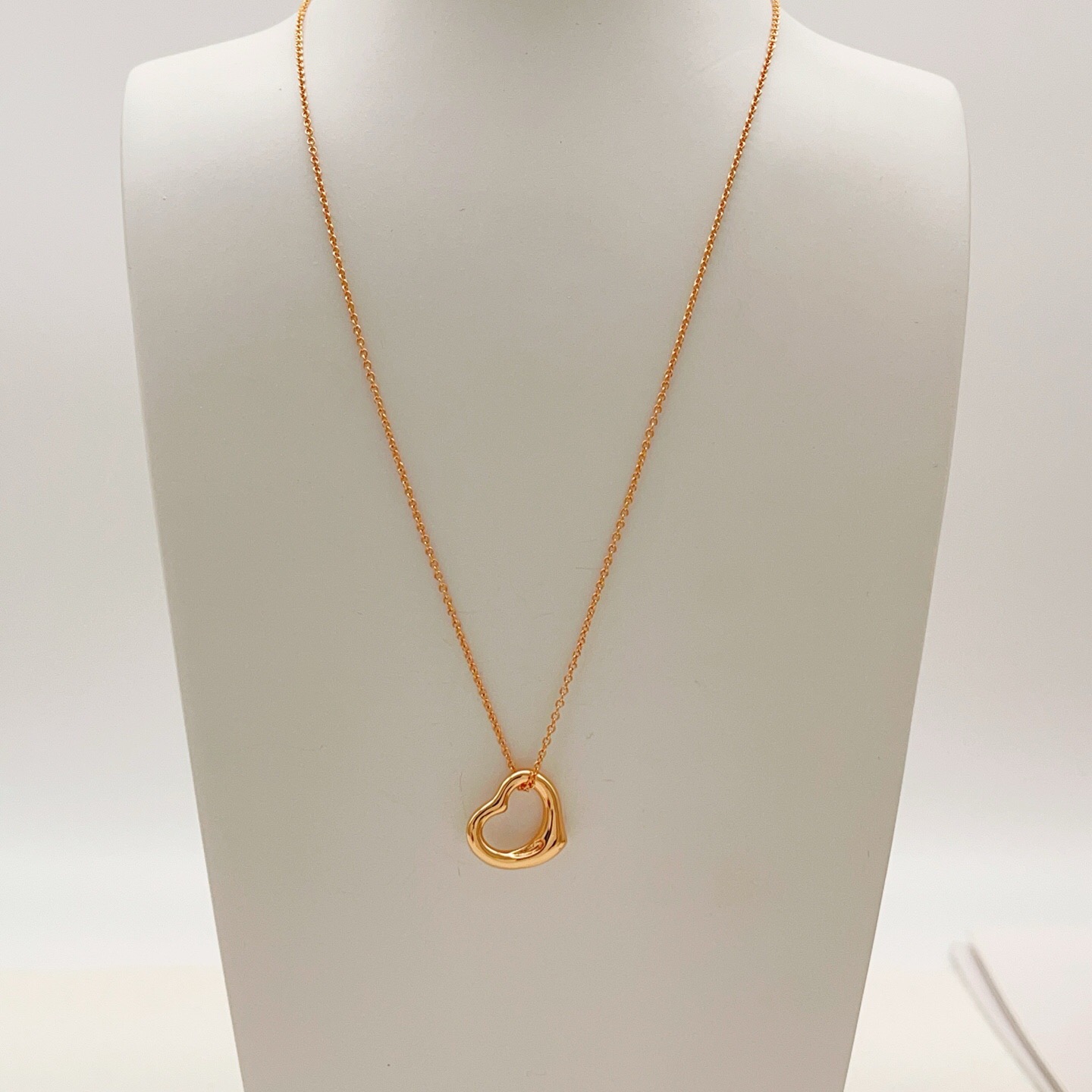 【Tiffany*帝芙尼最新款🆕🆕玫瑰金爱心项链】一致官网黄铜材质，非常的上镜‼️设计很特别值得入手。高