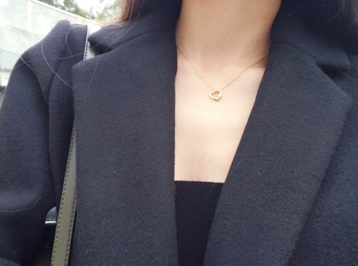 【Tiffany*帝芙尼最新款🆕🆕银色爱心项链】一致官网黄铜材质，非常的上镜‼️设计很特别值得入手。高级