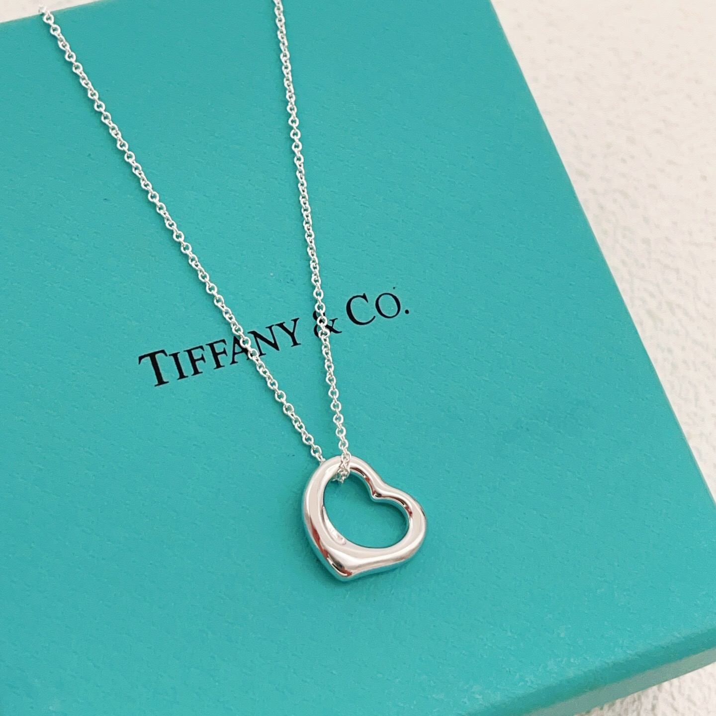 【Tiffany*帝芙尼最新款🆕🆕银色爱心项链】一致官网黄铜材质，非常的上镜‼️设计很特别值得入手。高级