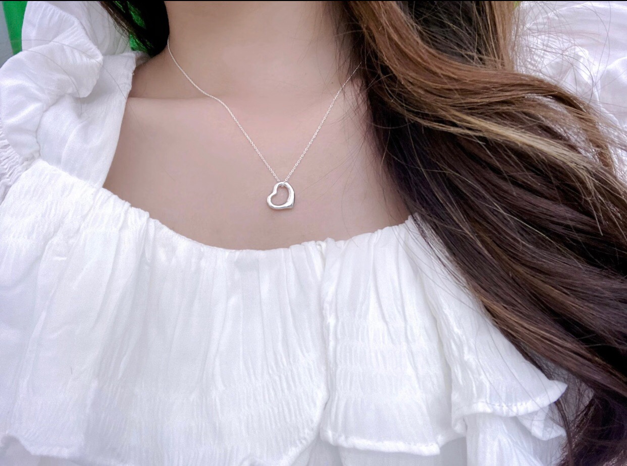 【Tiffany*帝芙尼最新款🆕🆕银色爱心项链】一致官网黄铜材质，非常的上镜‼️设计很特别值得入手。高级