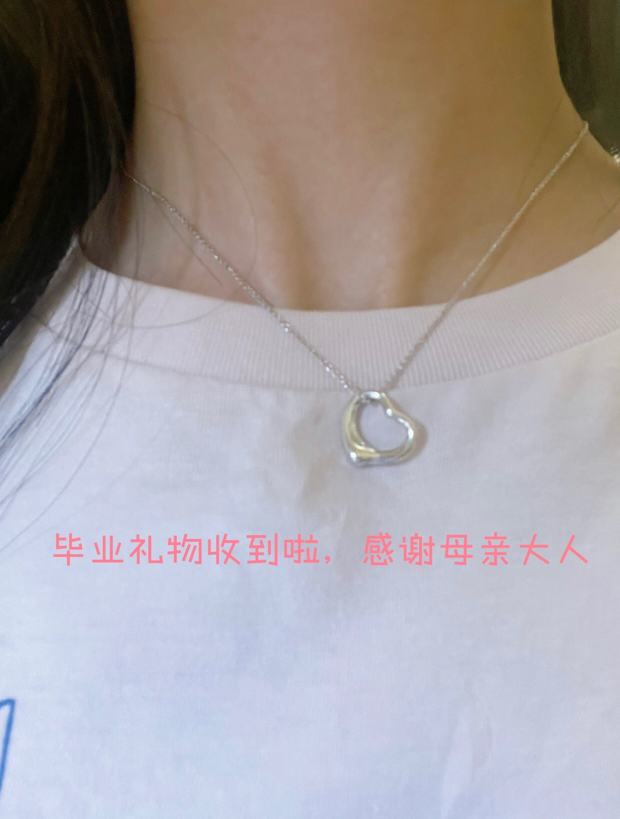 【Tiffany*帝芙尼最新款🆕🆕银色爱心项链】一致官网黄铜材质，非常的上镜‼️设计很特别值得入手。高级