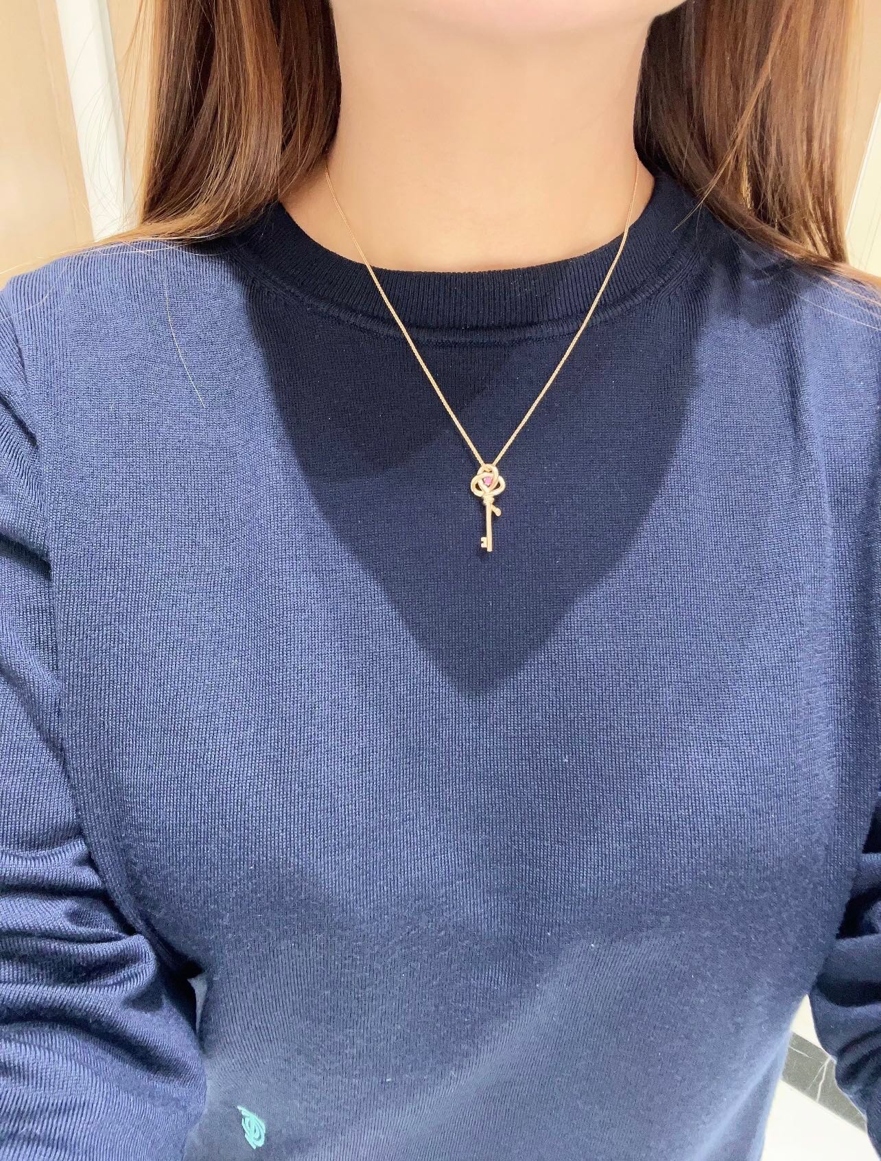 【Tiffany*帝芙尼最新款🆕🆕玫瑰金紫色钻锁匙项链】一致官网黄铜材质，非常的上镜‼️设计很特别值得入